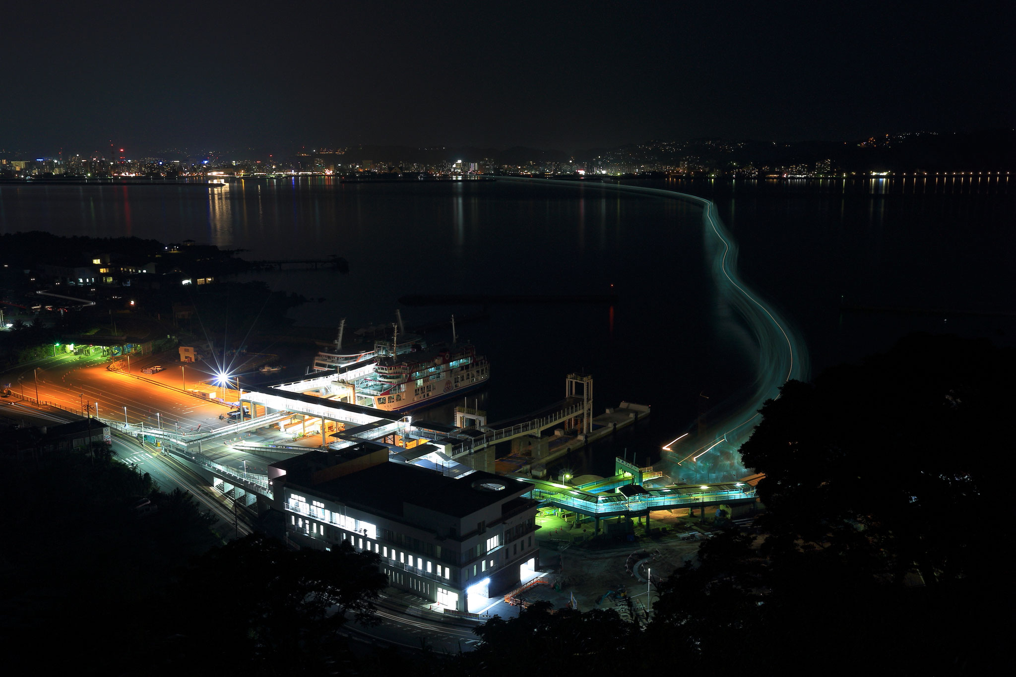 桜島フェリーを長い時間撮影して光跡を見る。(8/17  恐竜公園)