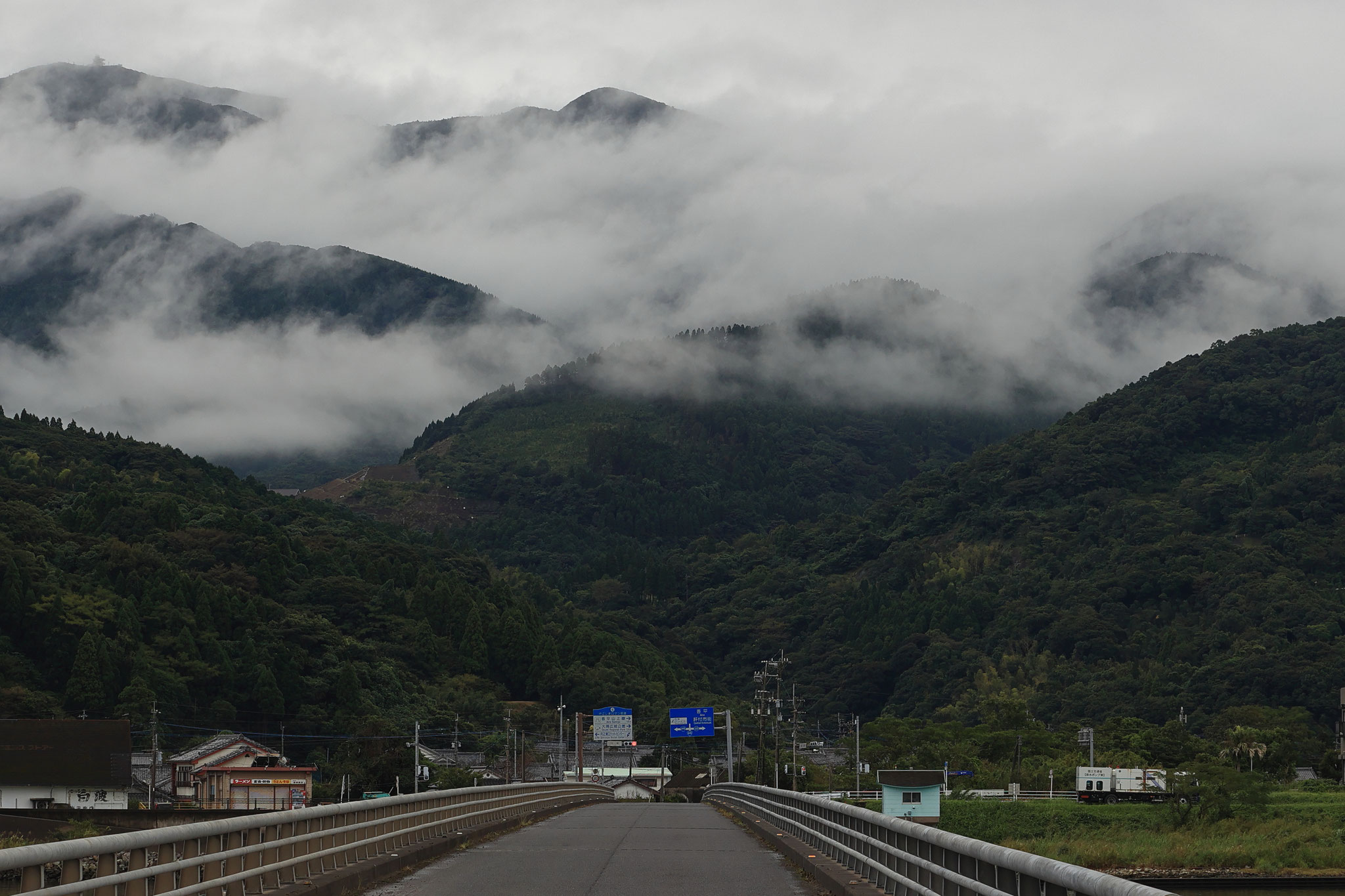 雲が肝付町の山々を幻想的に見せる(10月9日 肝付町)