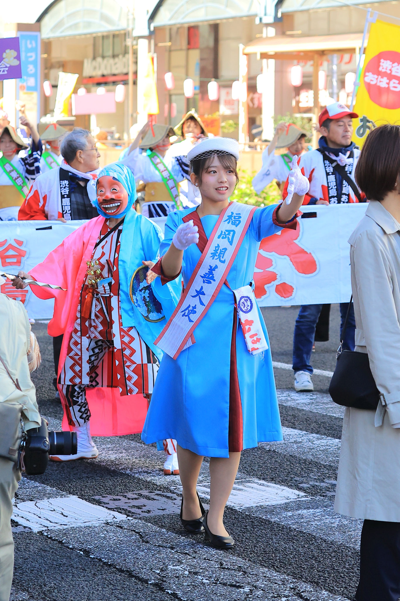 おはら祭で踊る福岡親善大使とひょっとこ踊りの男性(11月3日鹿児島市)