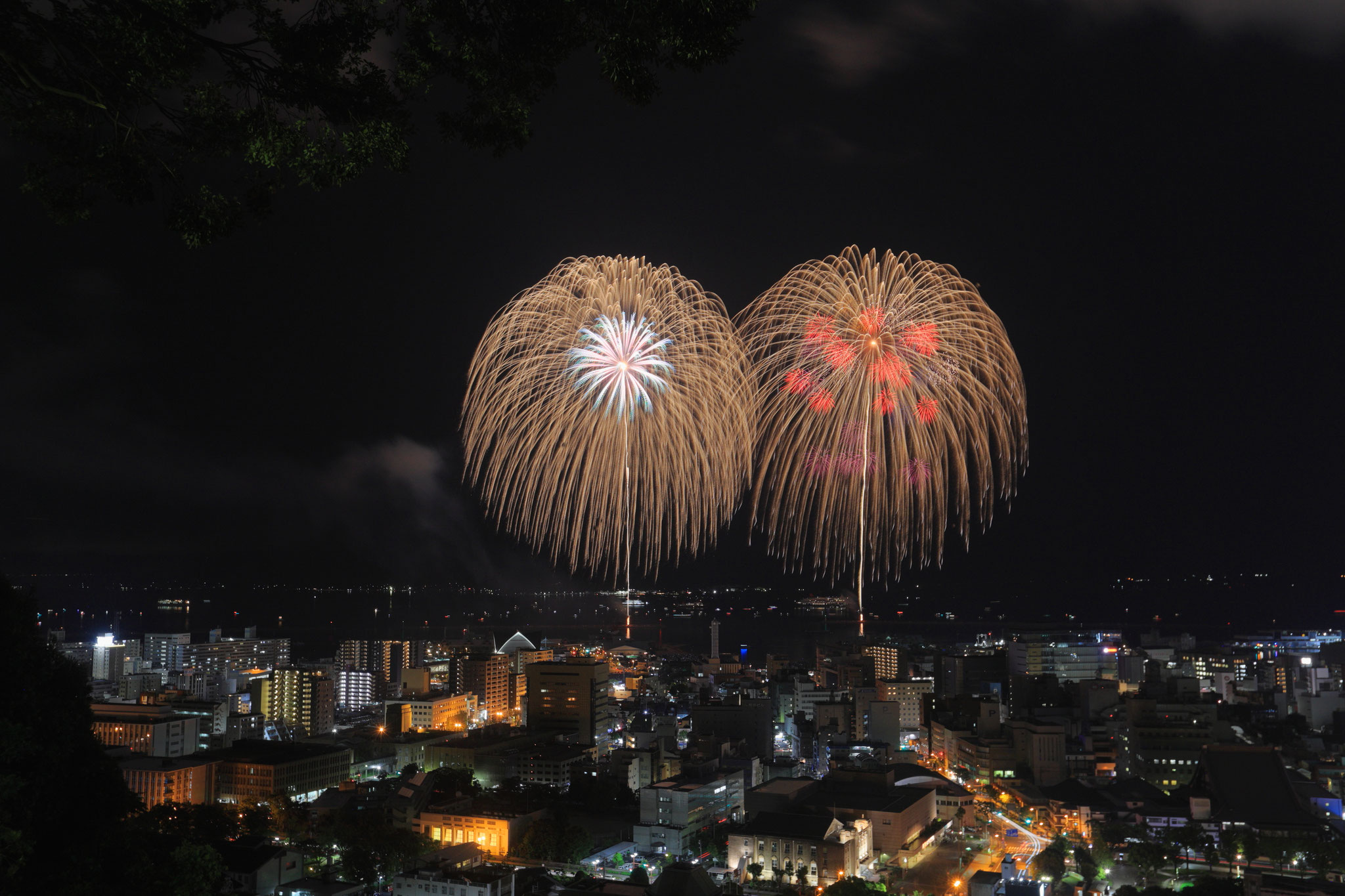 かごしま錦江湾サマーナイト大花火大会、大輪咲く(8月19日 鹿児島市)