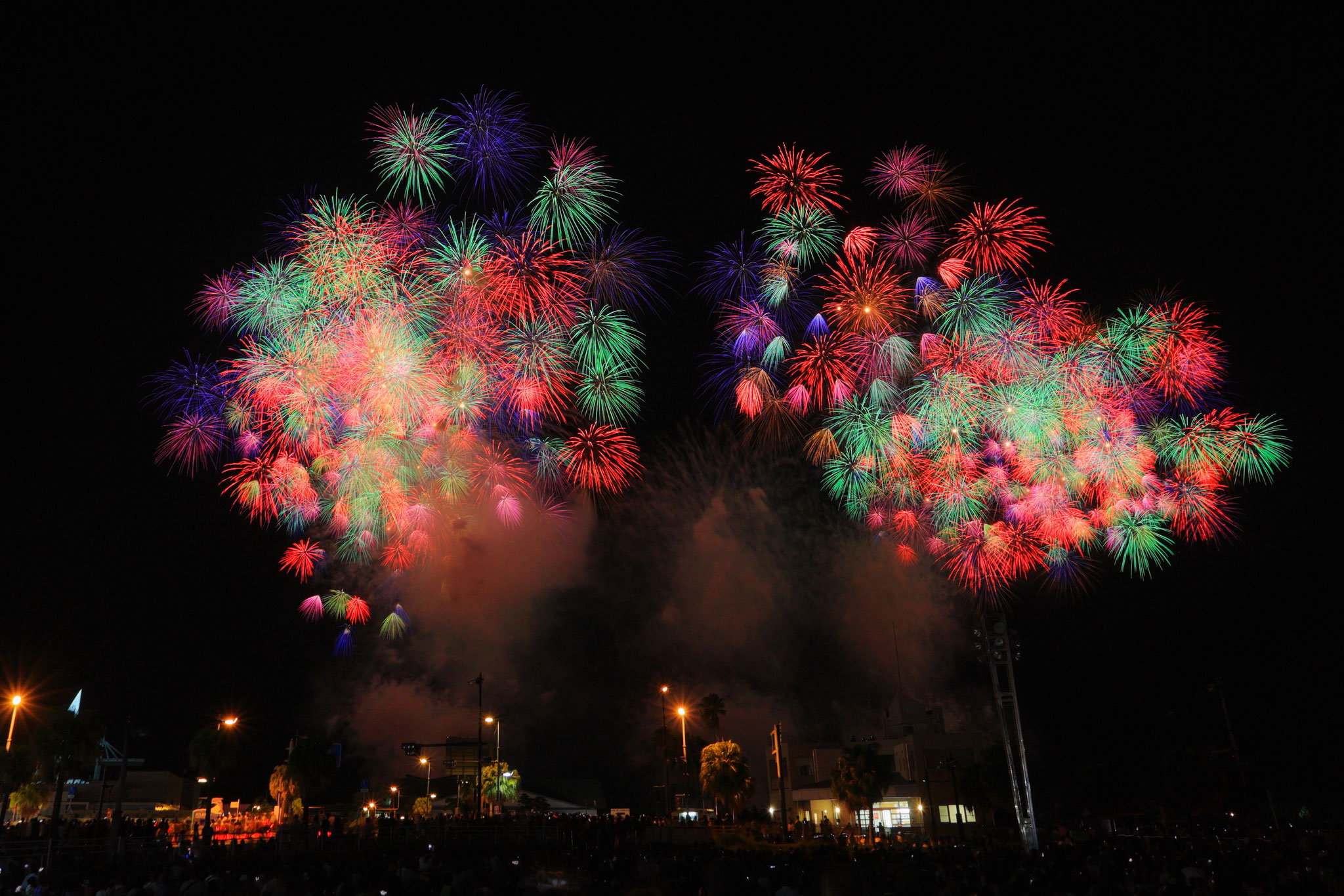 第23回かごしま錦江湾サマーナイト大花火大会、カラフルな花火(8月23日 鹿児島市)