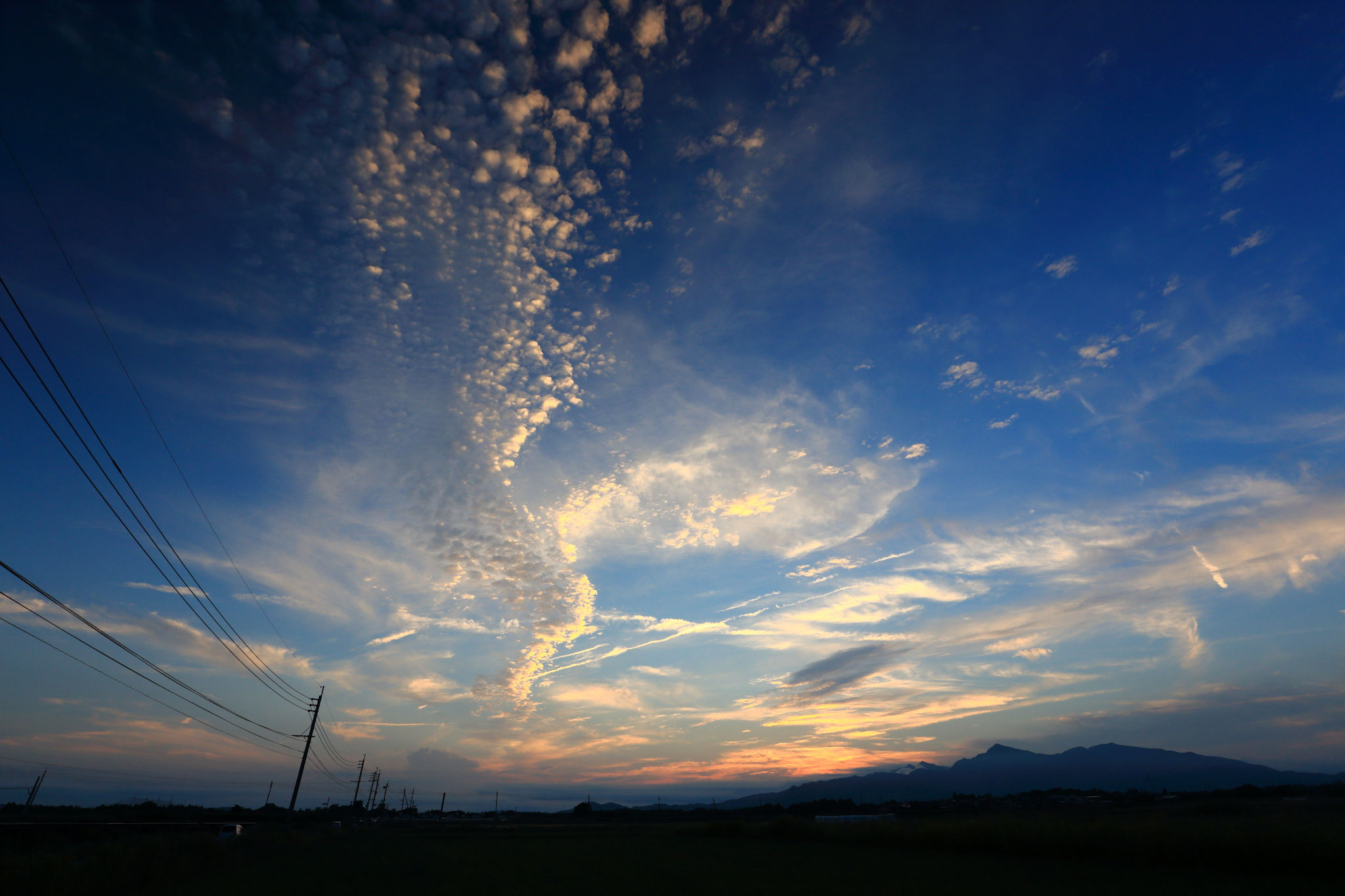 夕焼けに照らされるウロコ雲（6/11 串良町）