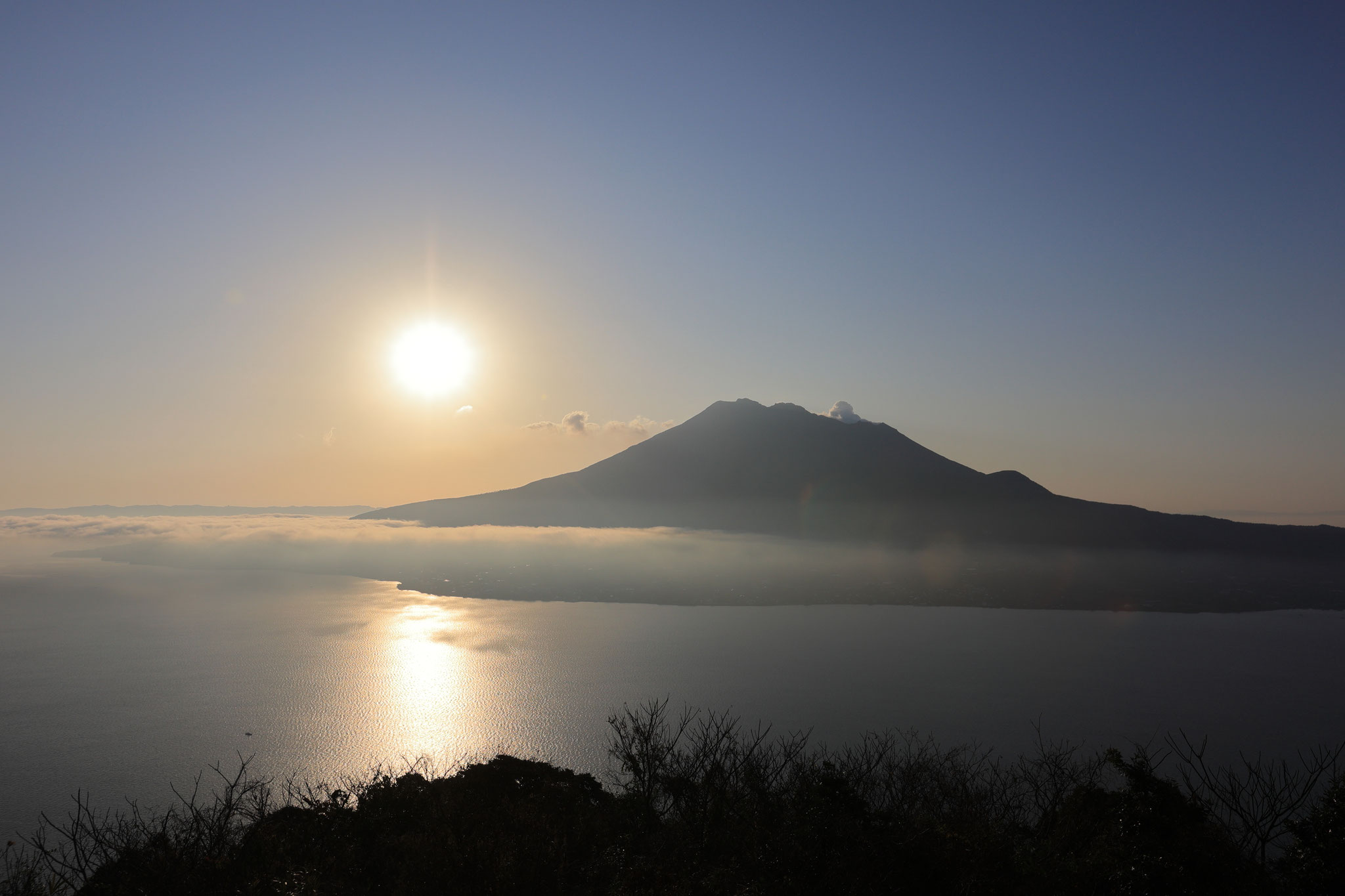 吉野公園からの朝日と桜島の眺め(2月14日 鹿児島市)