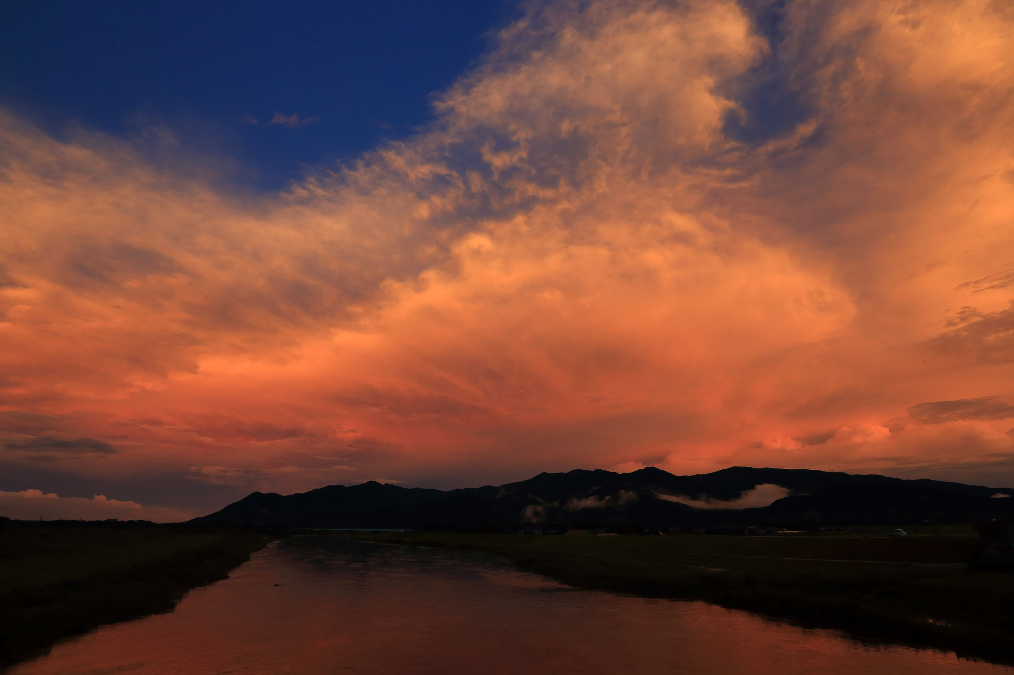 燃えるような夕焼けと国見山