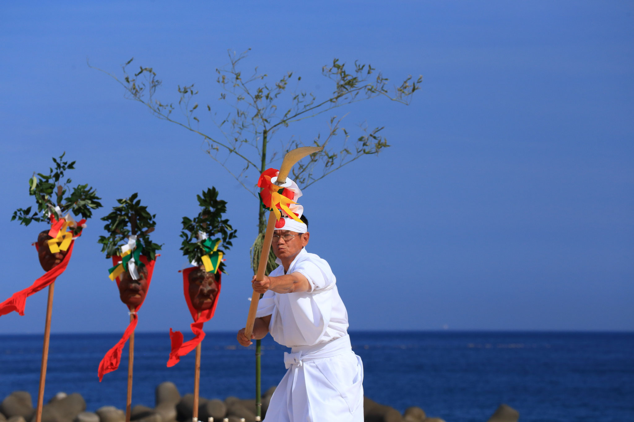 ナゴシドン 薙刀舞の奉納(8_14 岸良海岸)