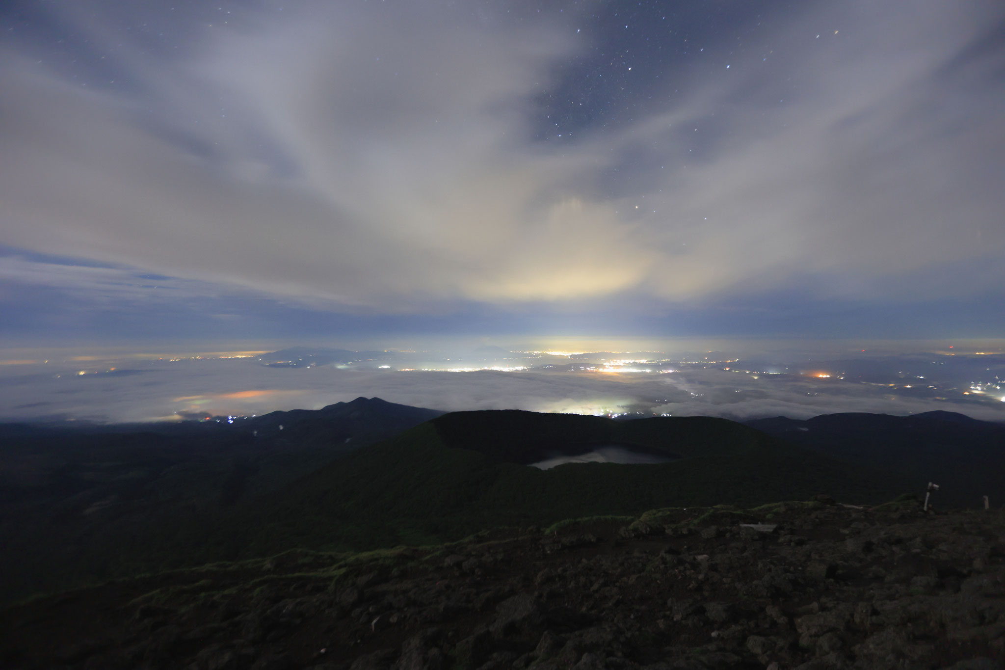 月夜の韓国岳山頂からの眺め、雲海を望む(6月1日 宮崎県)