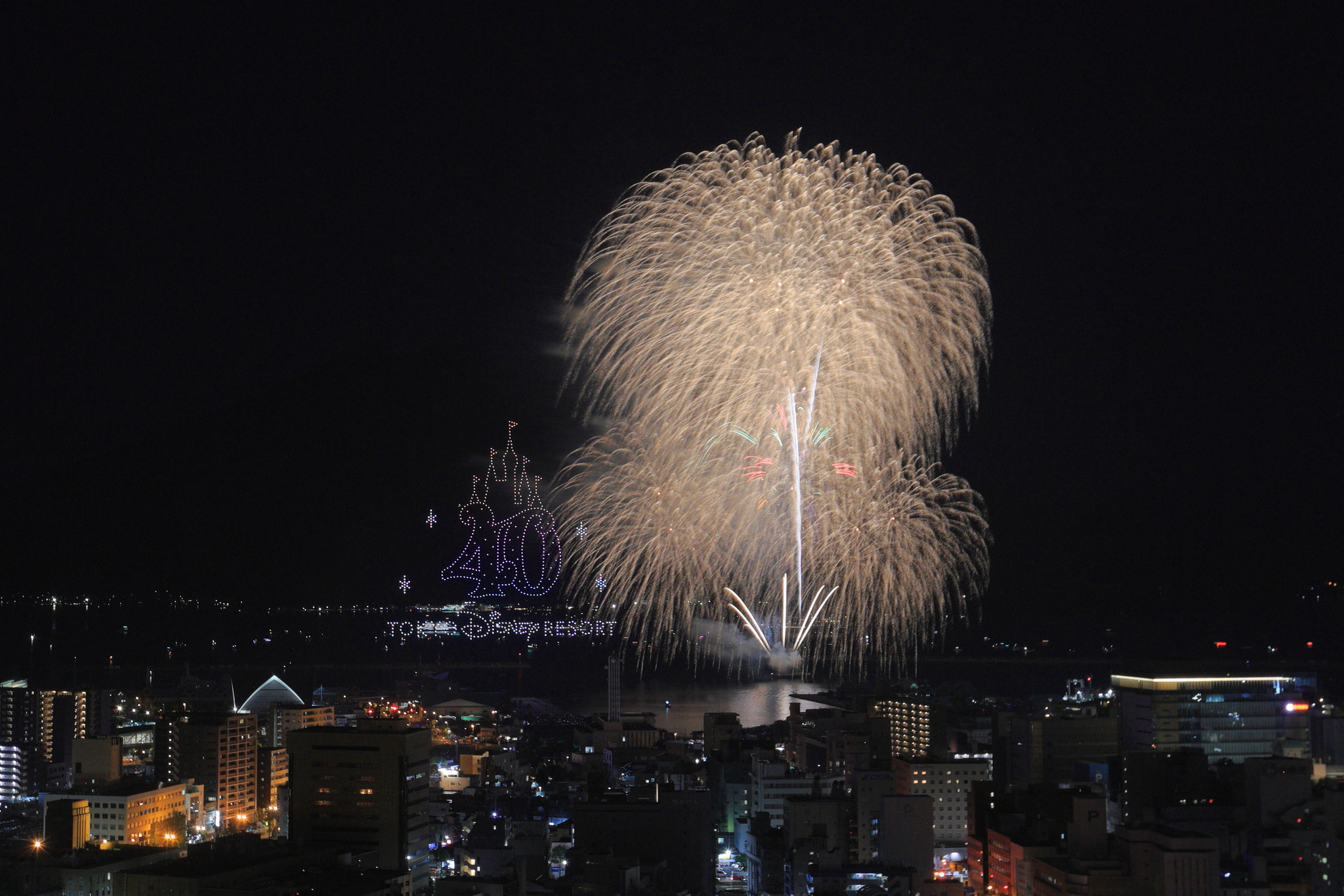 東京ディズニーリゾート開園40周年記念のドローンショーと花火(8月19日 鹿児島市)