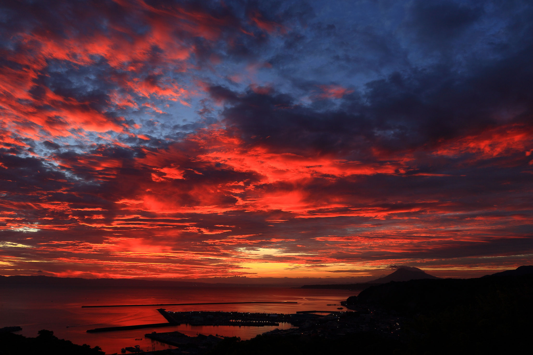 辺り一面を深紅に染める夕焼け（鹿屋市古江）