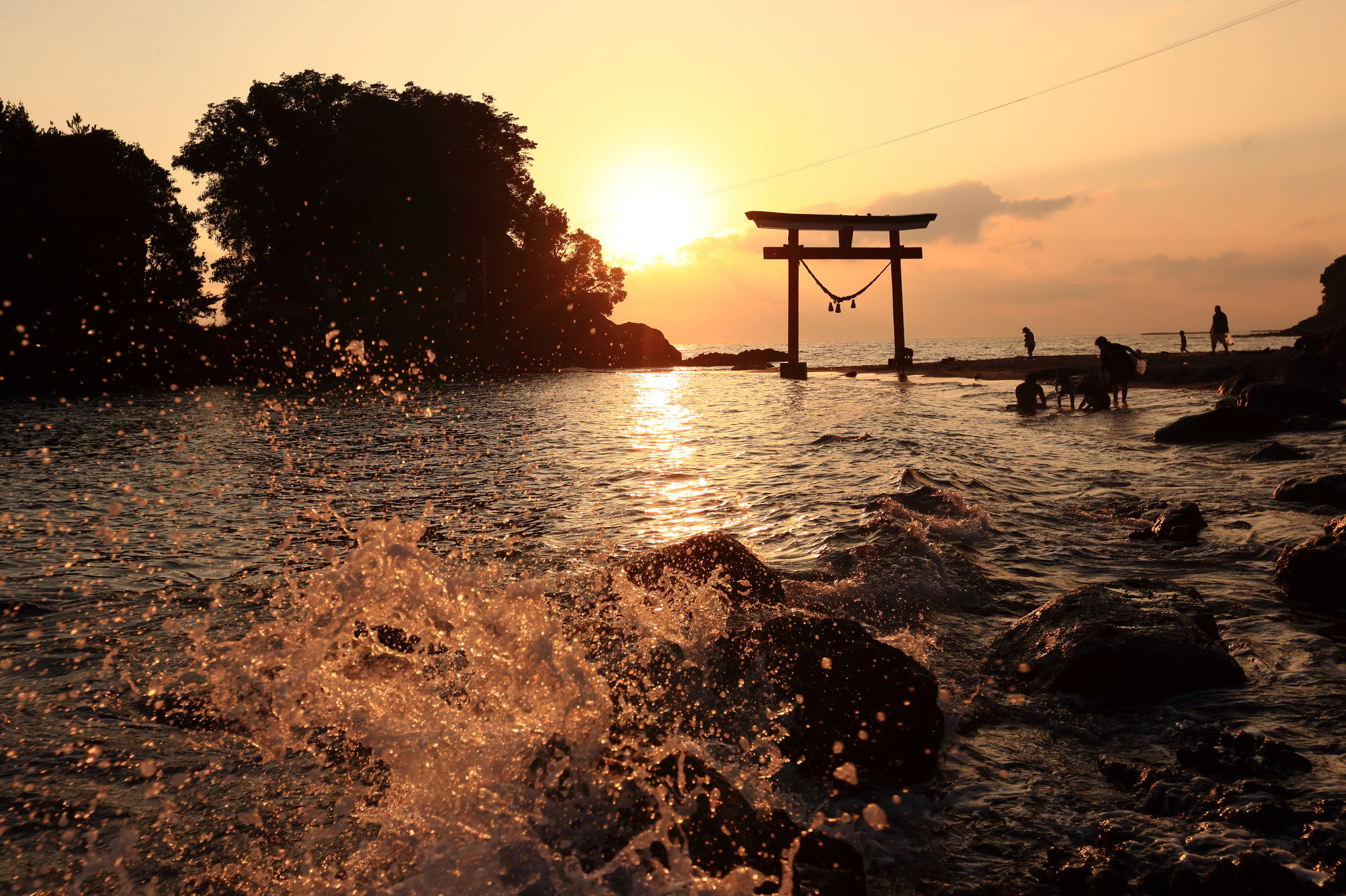 弾ける波と荒平天神の夕景(8/7 鹿屋市 )