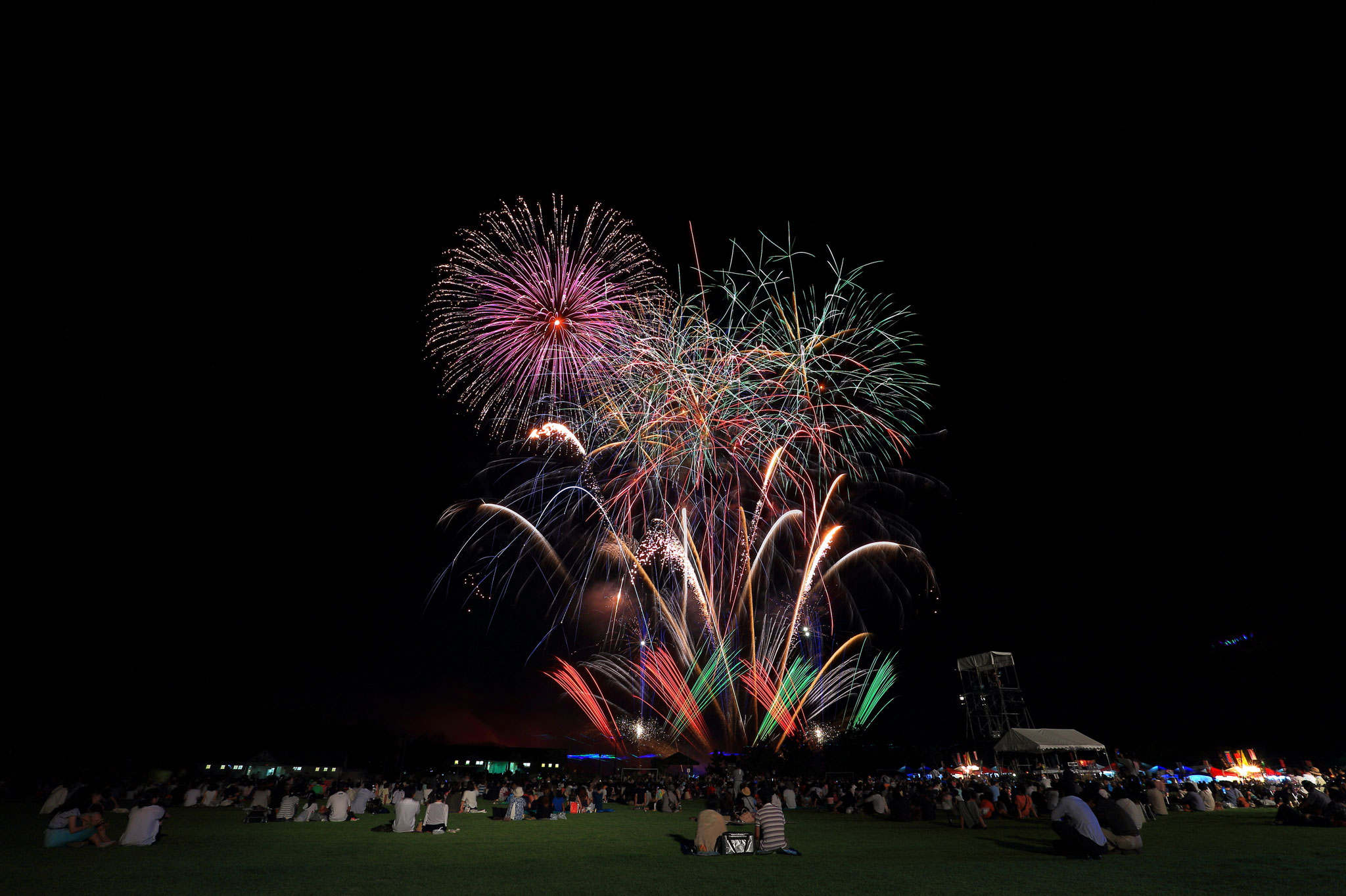 夏の夜空を賑わす桜島火の島祭り