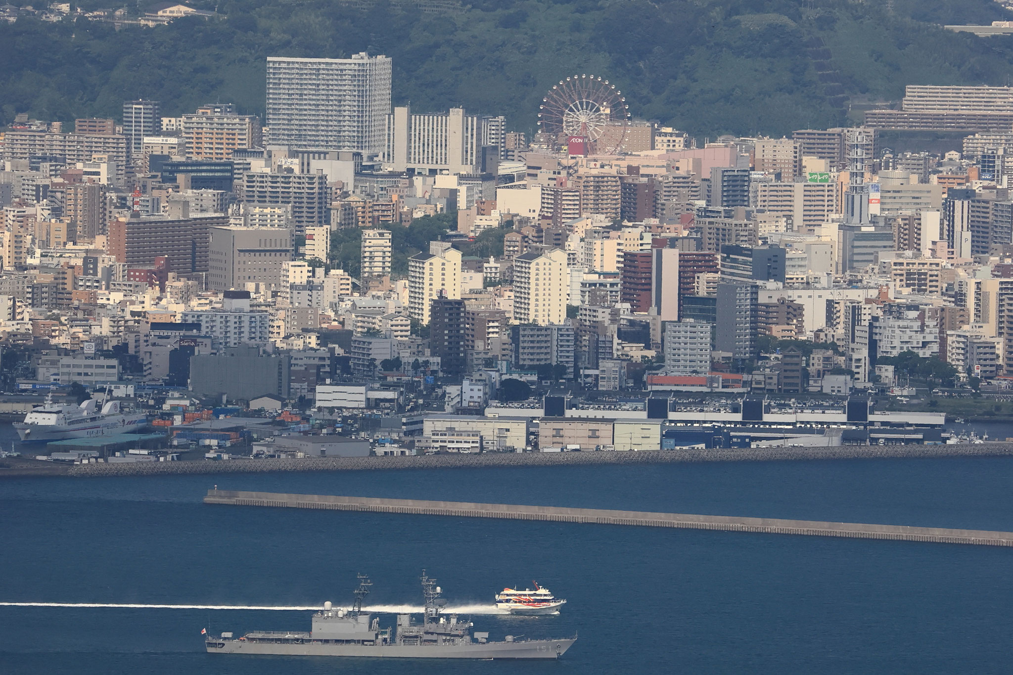 高速船トッピーと護衛艦(7月29日 鹿児島市)