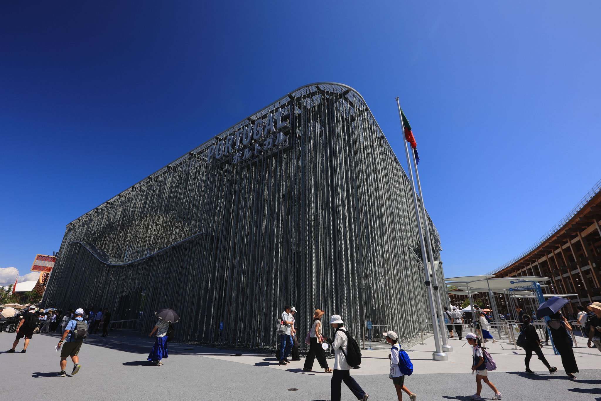 建物がロープで造られたポルトガルパビリオン(7月15日 夢洲)