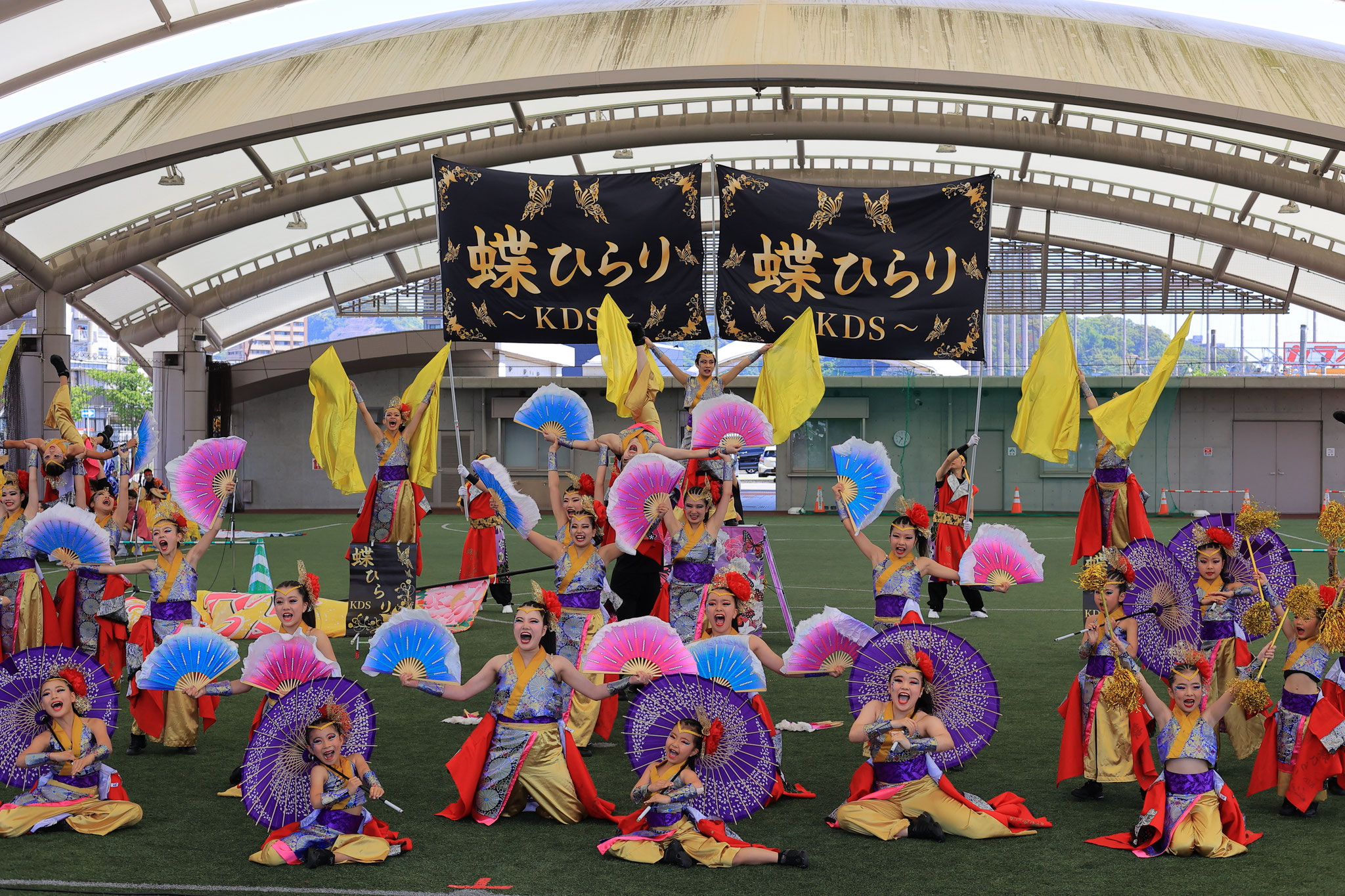 子供もアクロバティックに踊り見せる蝶ひらりkds(4月27日 鹿児島市)