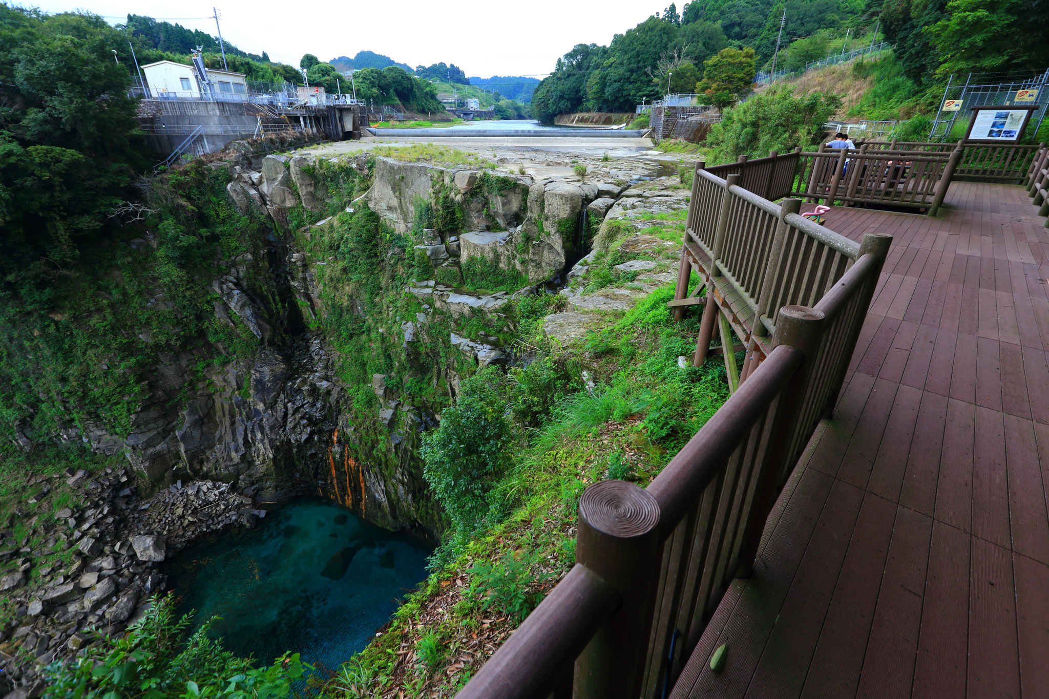 南大隅町の雄川の滝。展望所からの絶景