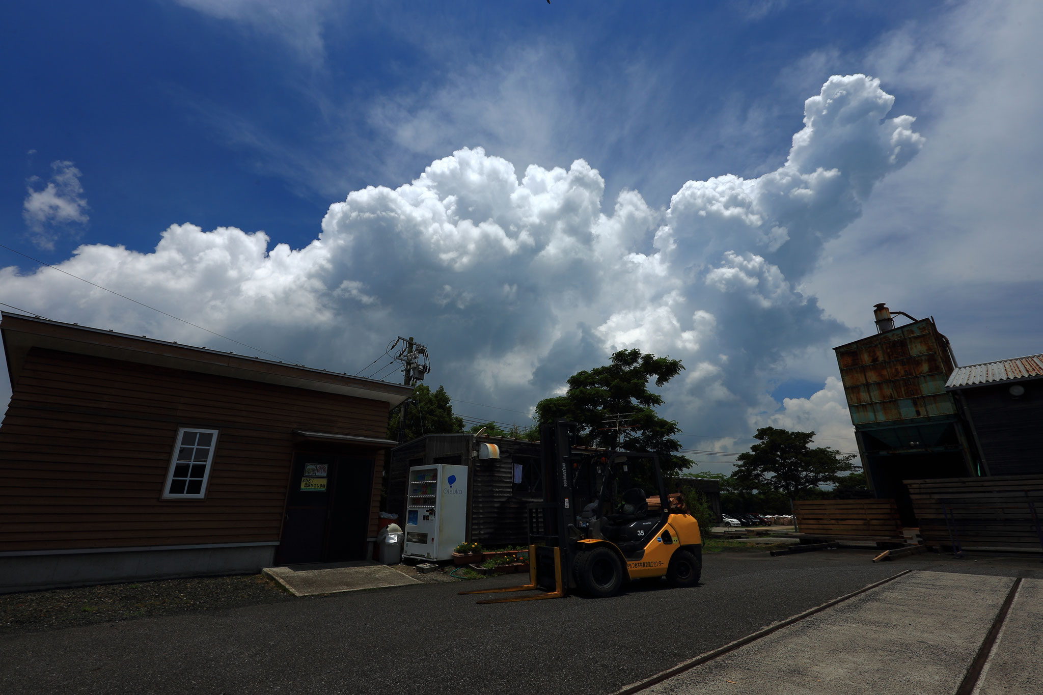 夏空の下の加工センター