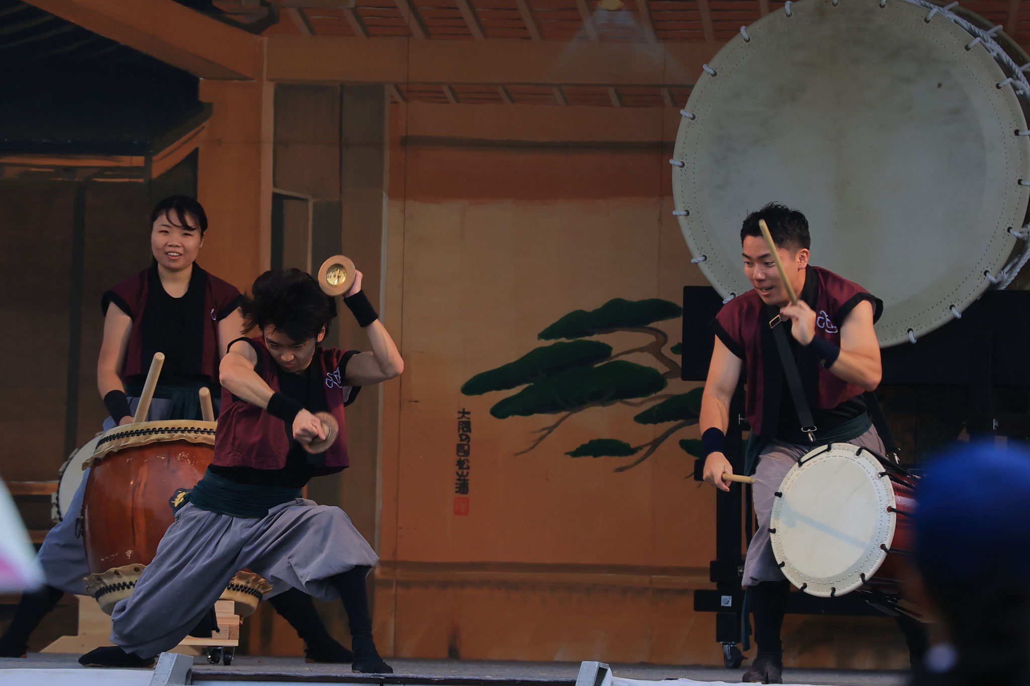 リズミカルに舞い、そして太鼓が響く(11月10日 志布志市)