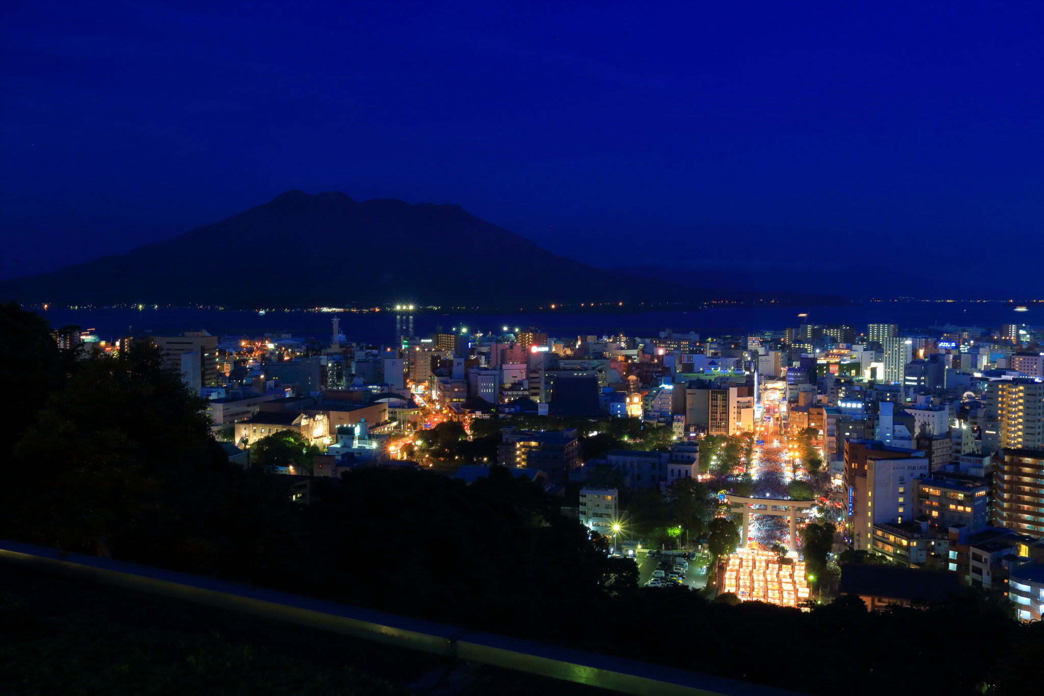 桜島と眼下の六月灯(7/15 19:57 城山観光ホテルから撮影)