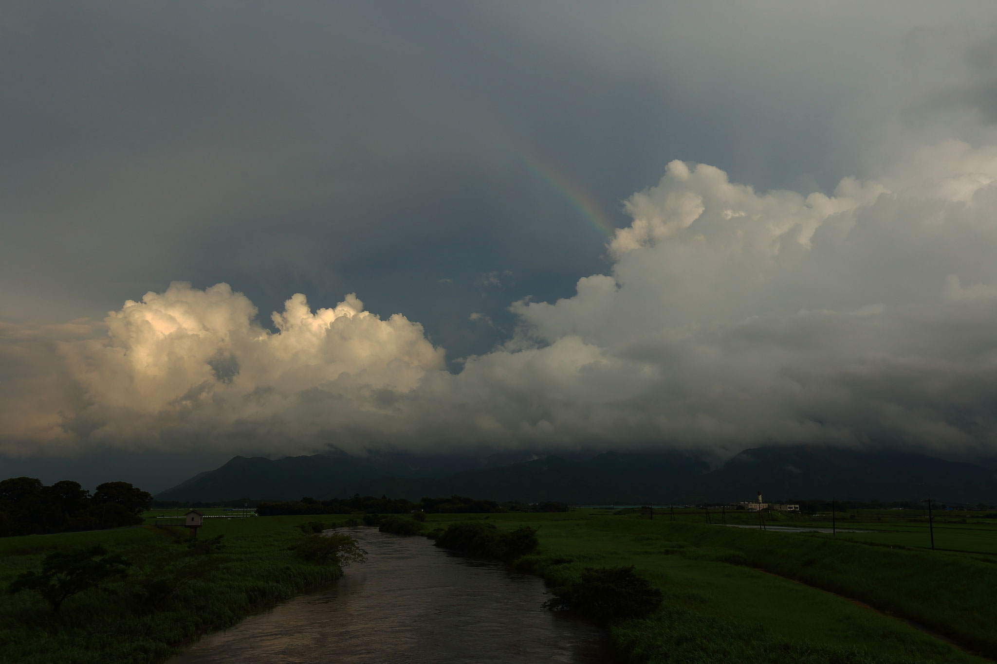 ほんの数秒間雲の上に現れた虹