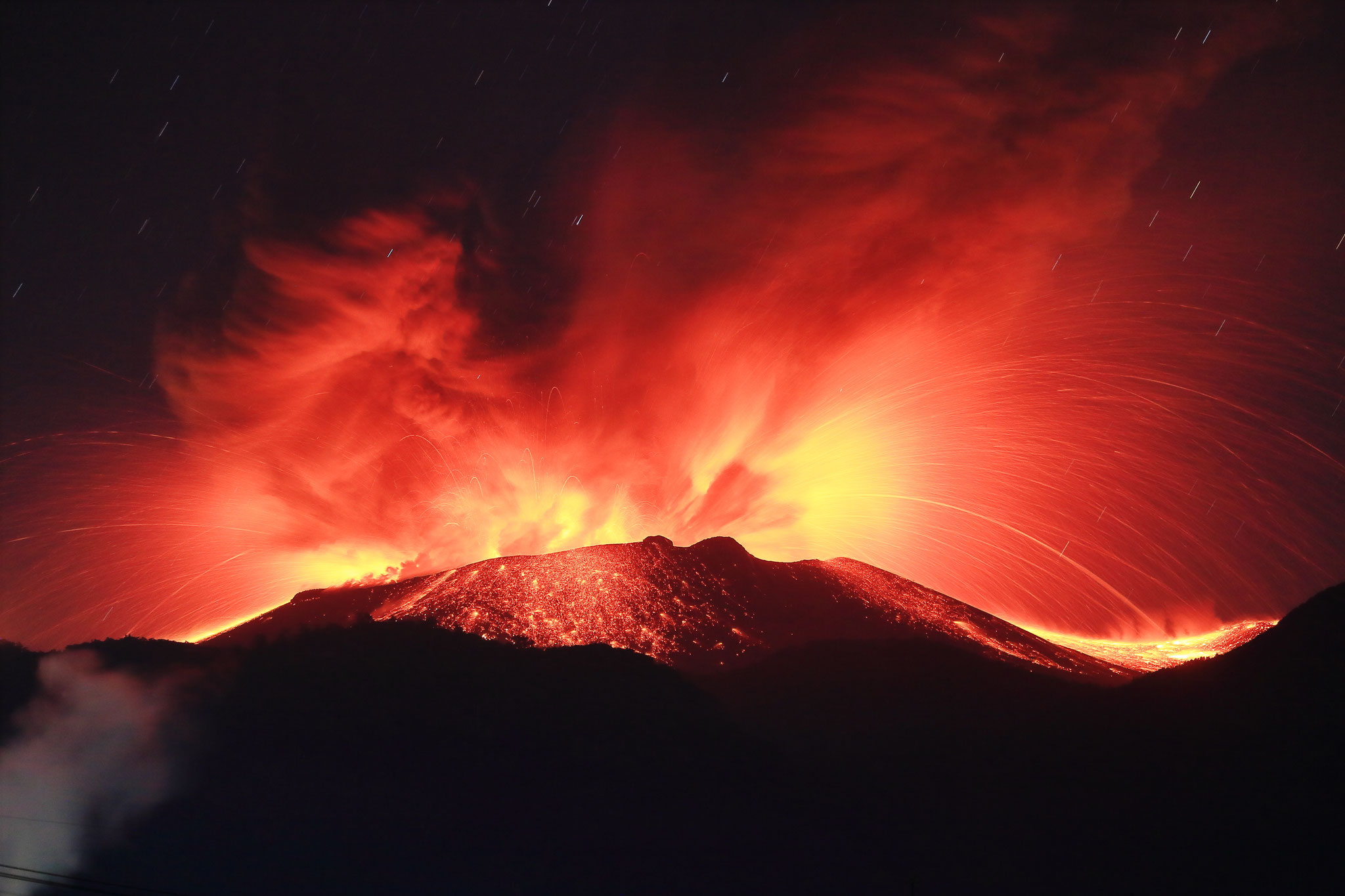 噴煙高度2800mの爆発的噴火をした新燃岳（3/10 4時27分）