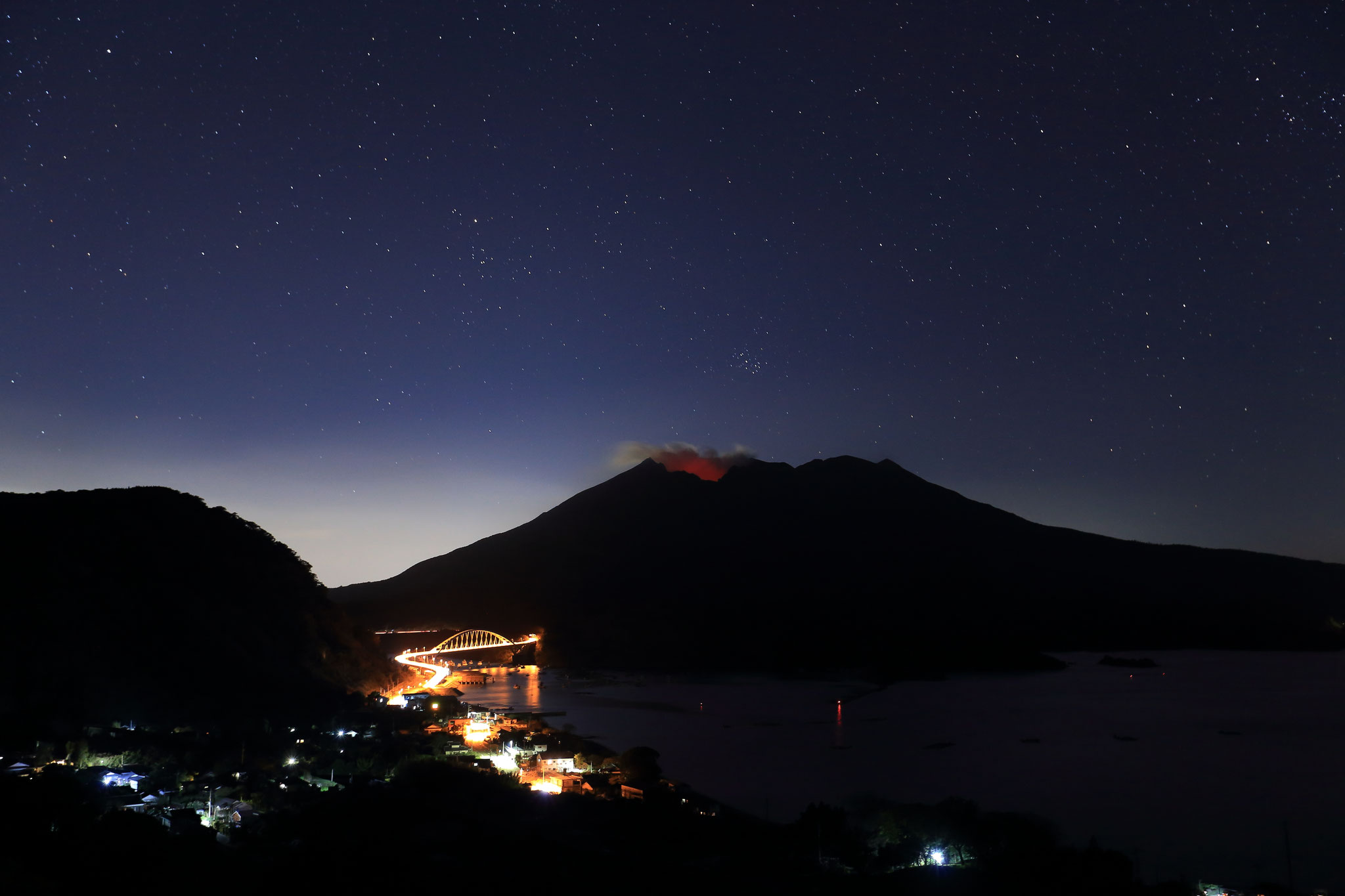 牛根高台から望む夜の桜島(3/14 垂水市)