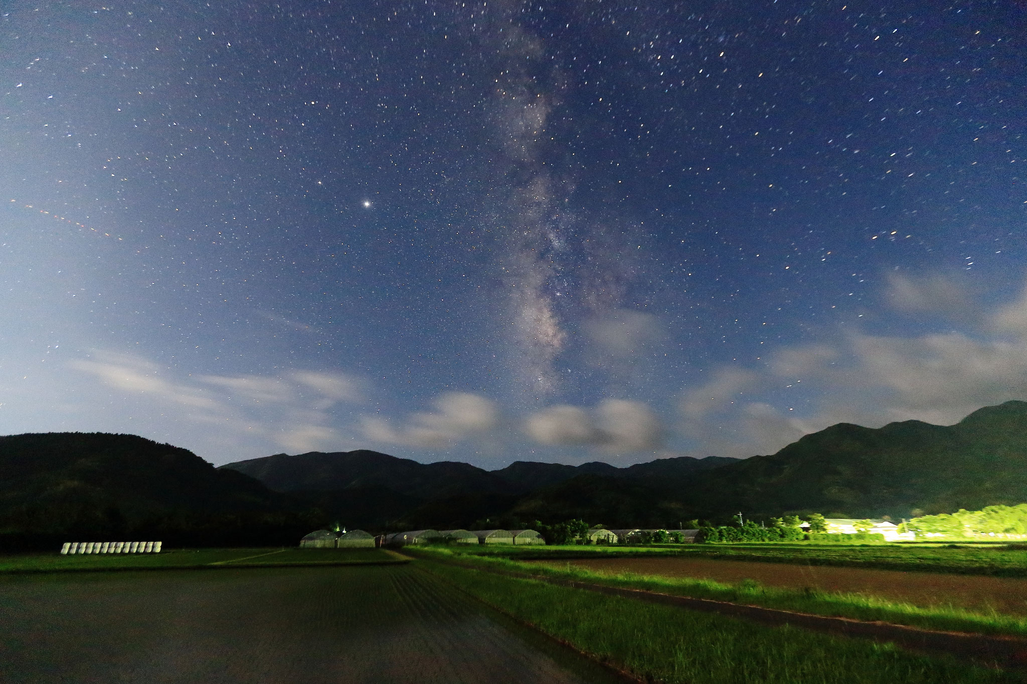 のどかな景色の夜空にそびえ立つ天の川(6/14 肝付町)