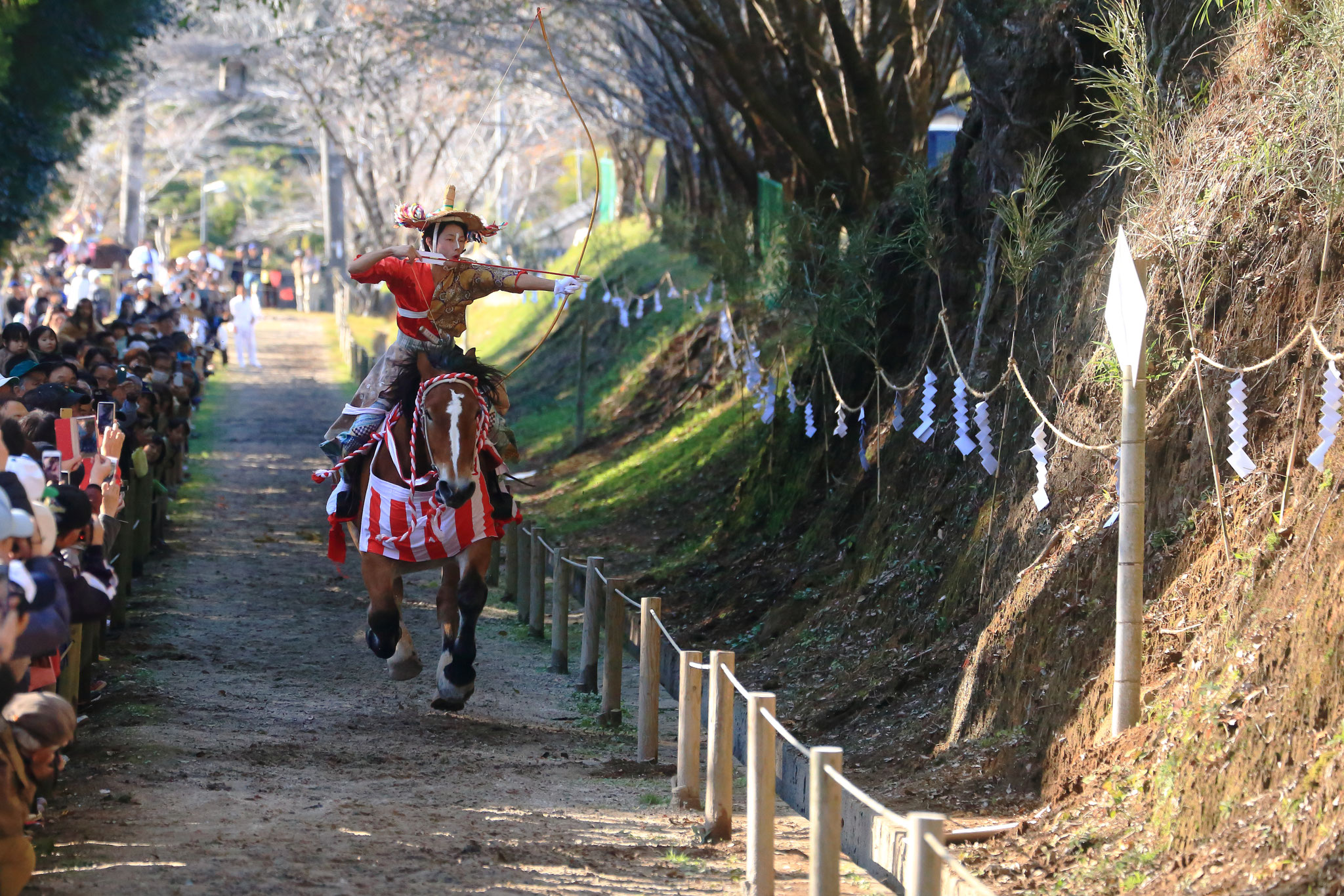 勇ましさと迫力感じる住吉神社の流鏑馬(11/23 末吉町 住吉神社)