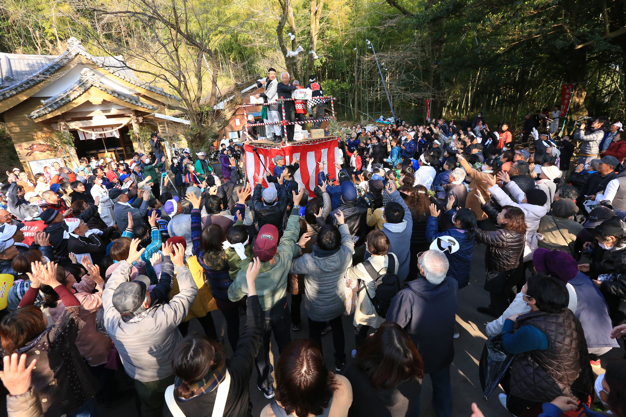 最後には餅巻きがありました。(2/17 鹿屋市上高隈町)