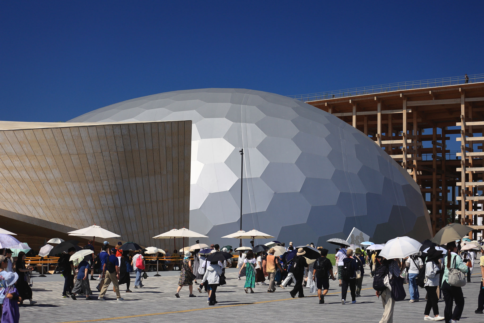 住友館横にはボロノイ構造の卵型の電力館(7月15日 夢洲)