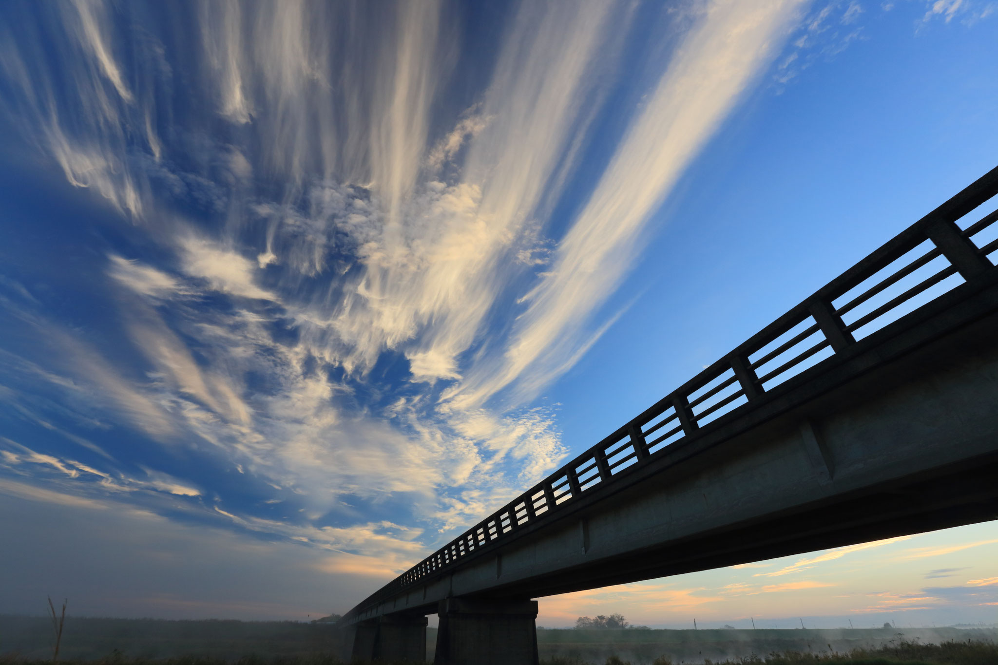 朝空に流れるような雲(11/2 肝付町 池之園橋)