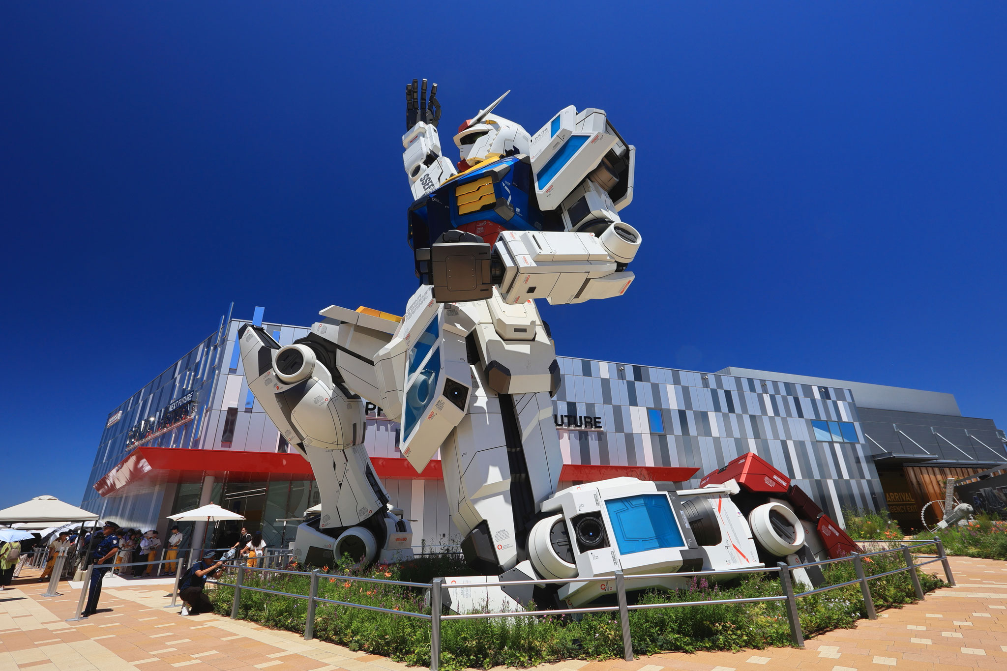 青空に映える大きなガンダム(7月15日 夢洲)