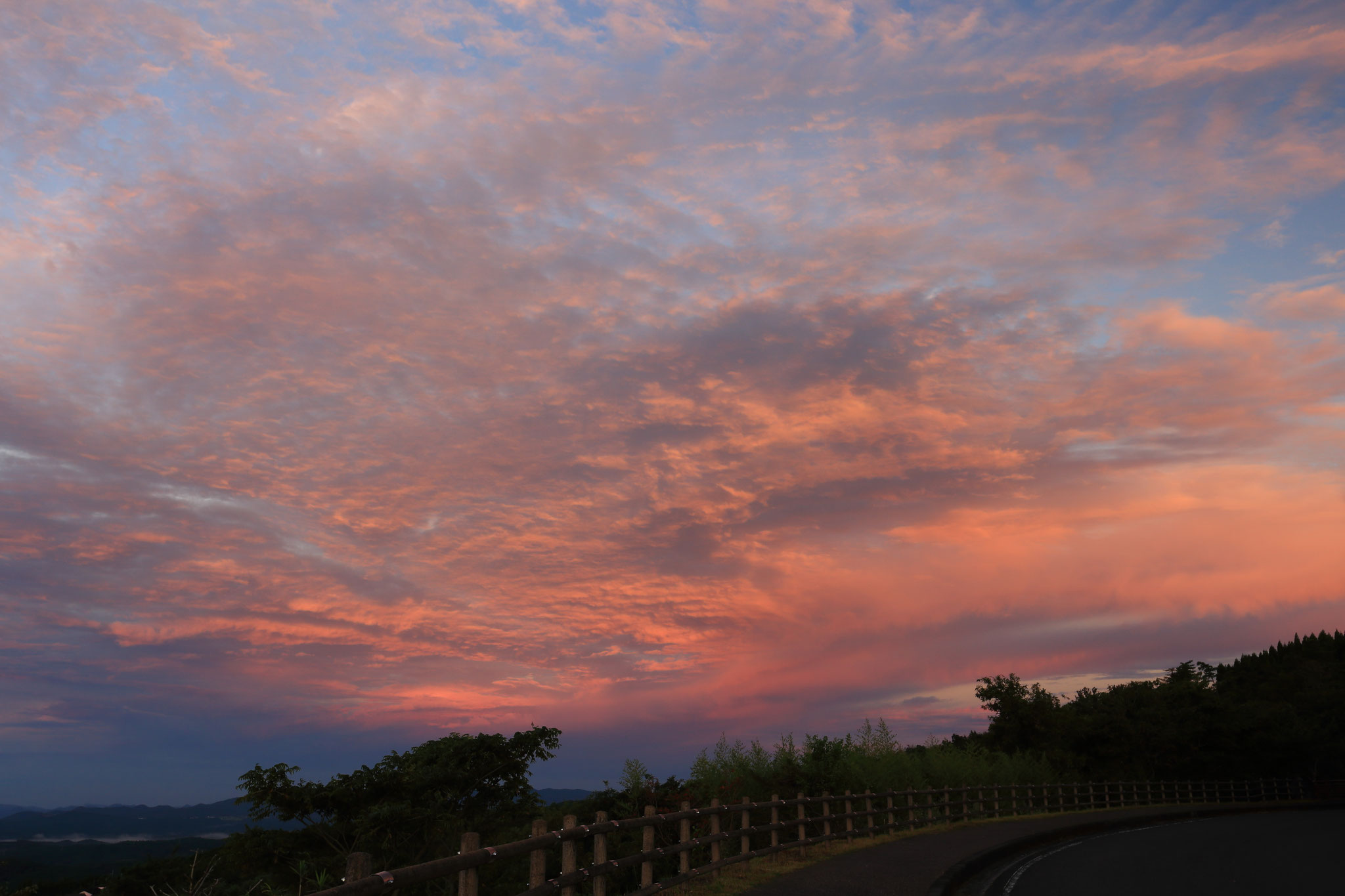 朝焼けに染まる雲(9/29 霧島市)