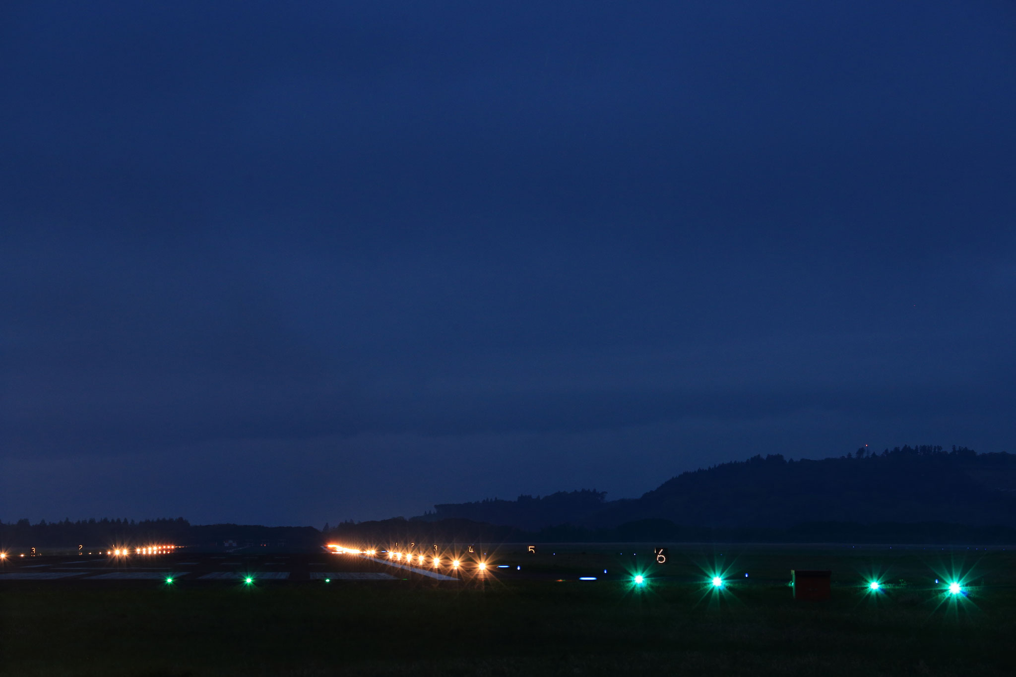 光灯る鹿屋航空基地滑走路