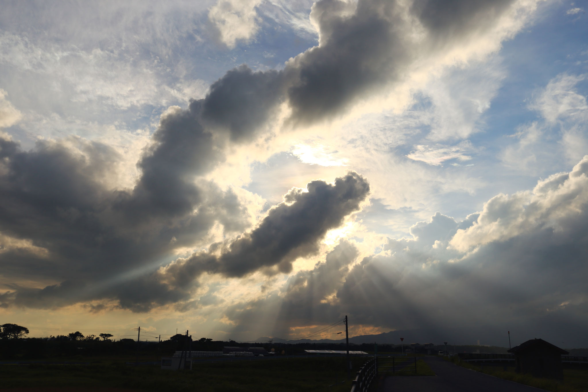 雲からもれでる光の魅力（7/4 18:08 池之園橋付近）