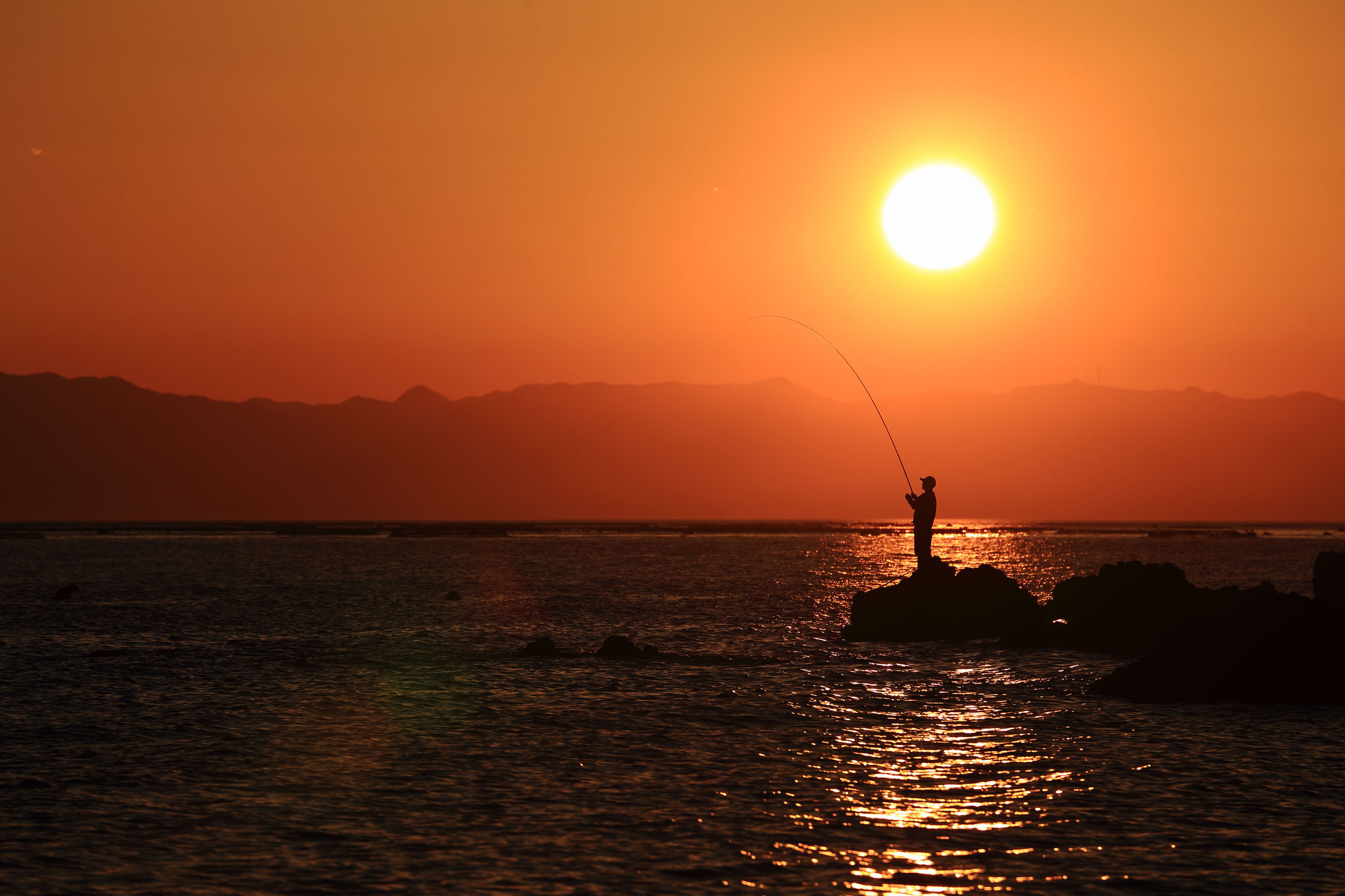 夕陽と釣り人