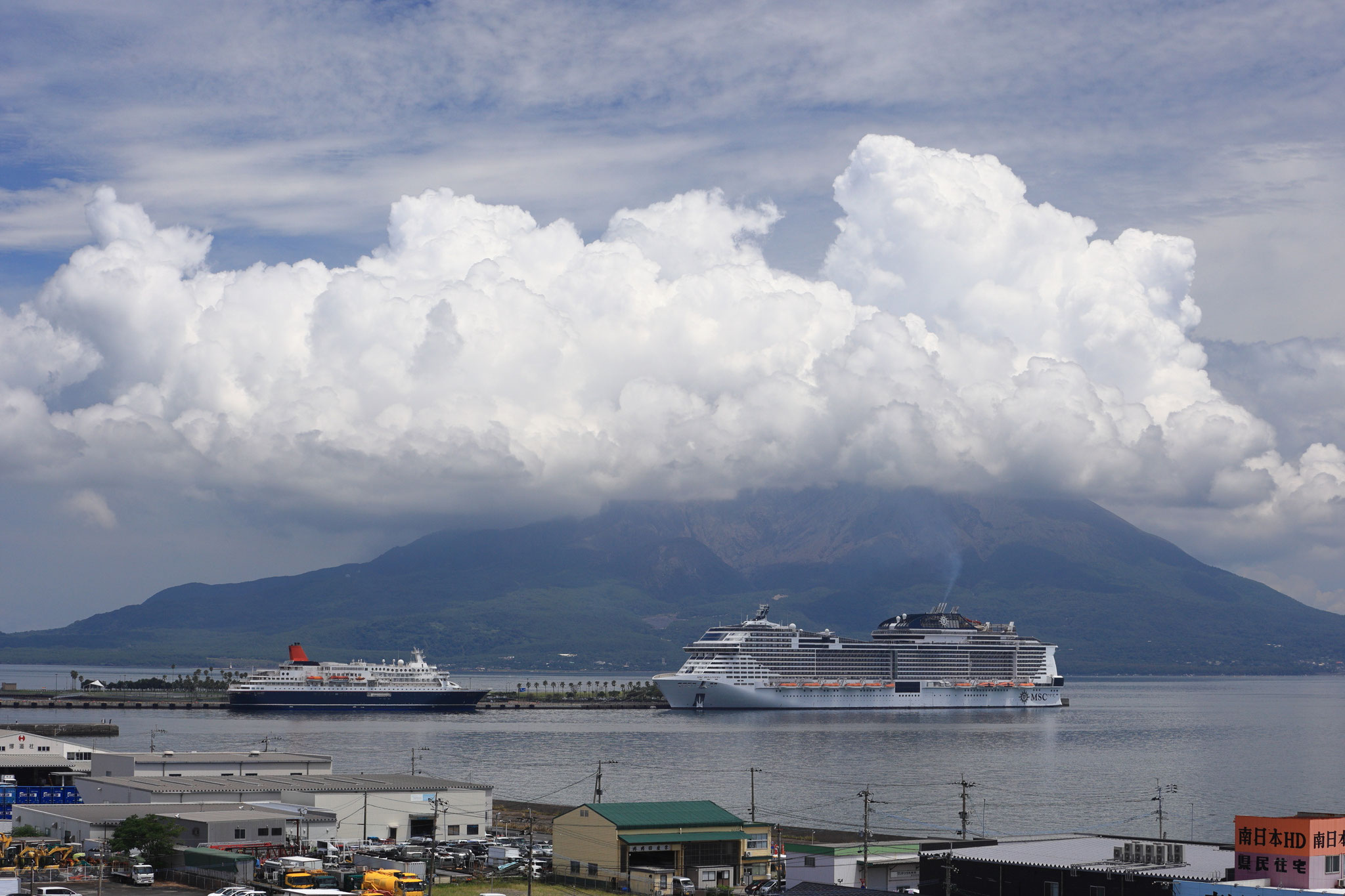 マリンポートかごしまに接岸する、にっぽん丸とMSC ベリッシマ(8月19日 鹿児島市)