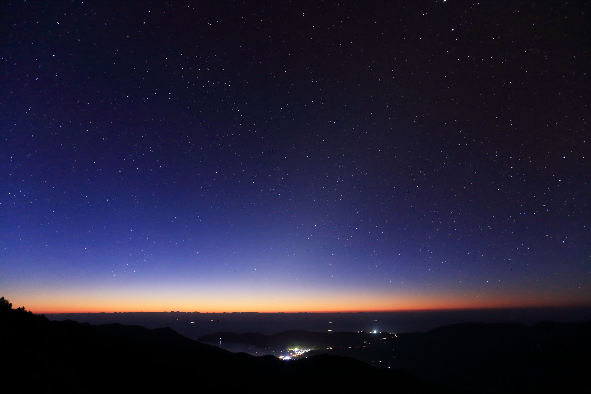 国見山から望む肝付町内之浦、元日の夜明けの星空