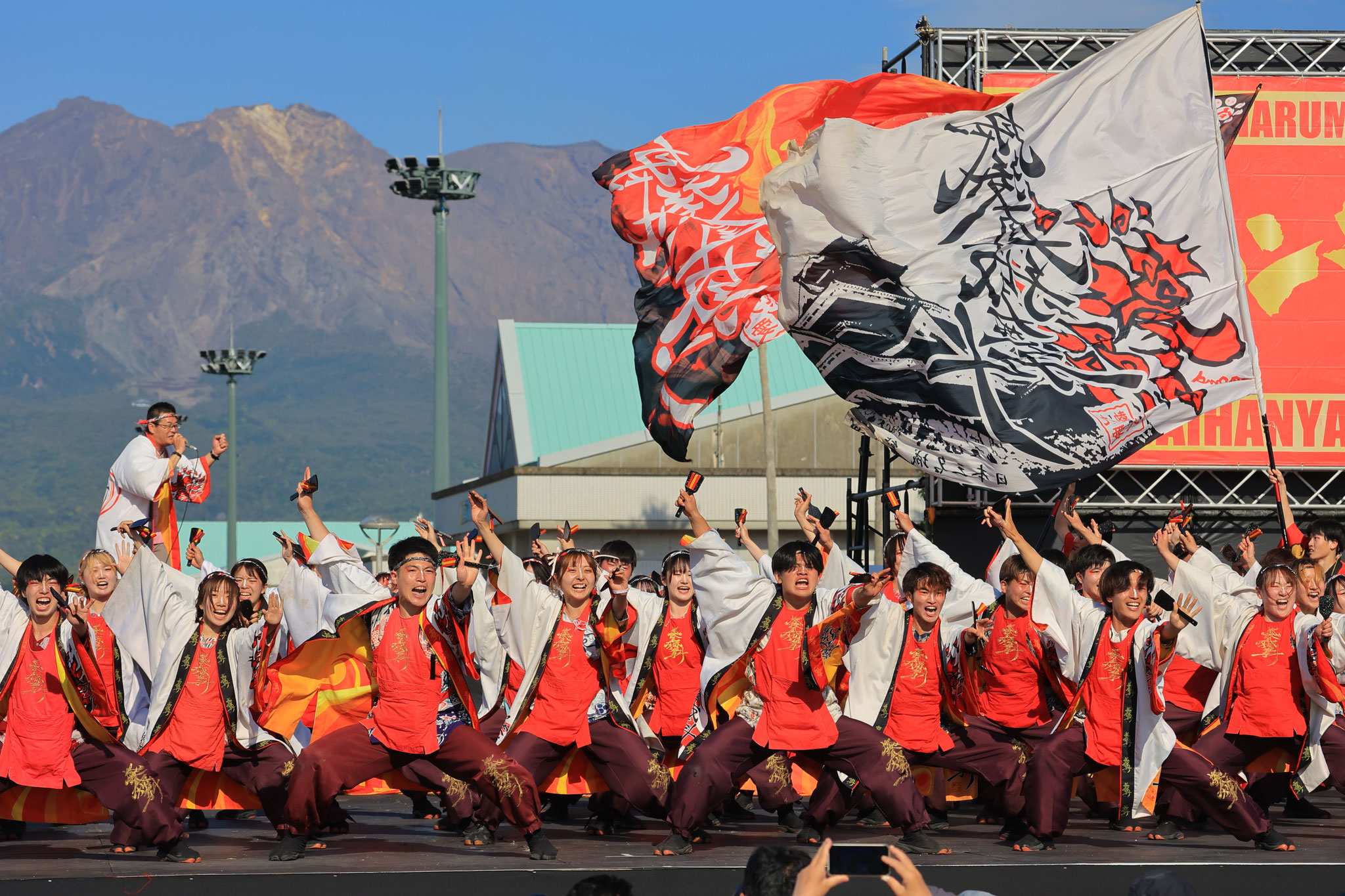 勢いある踊り見せる肥後真狗舞(4月27日 鹿児島市)