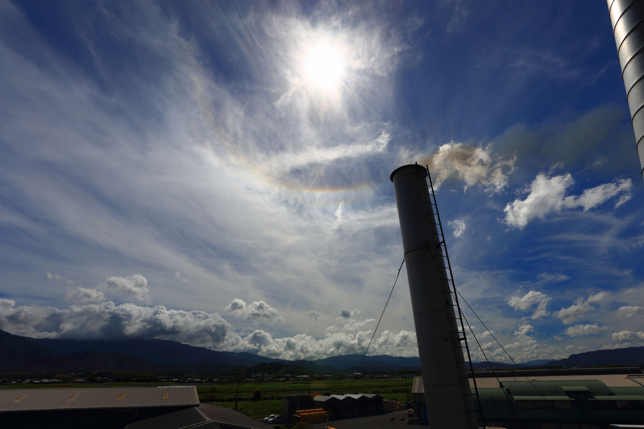 太陽の周りに日暈でる