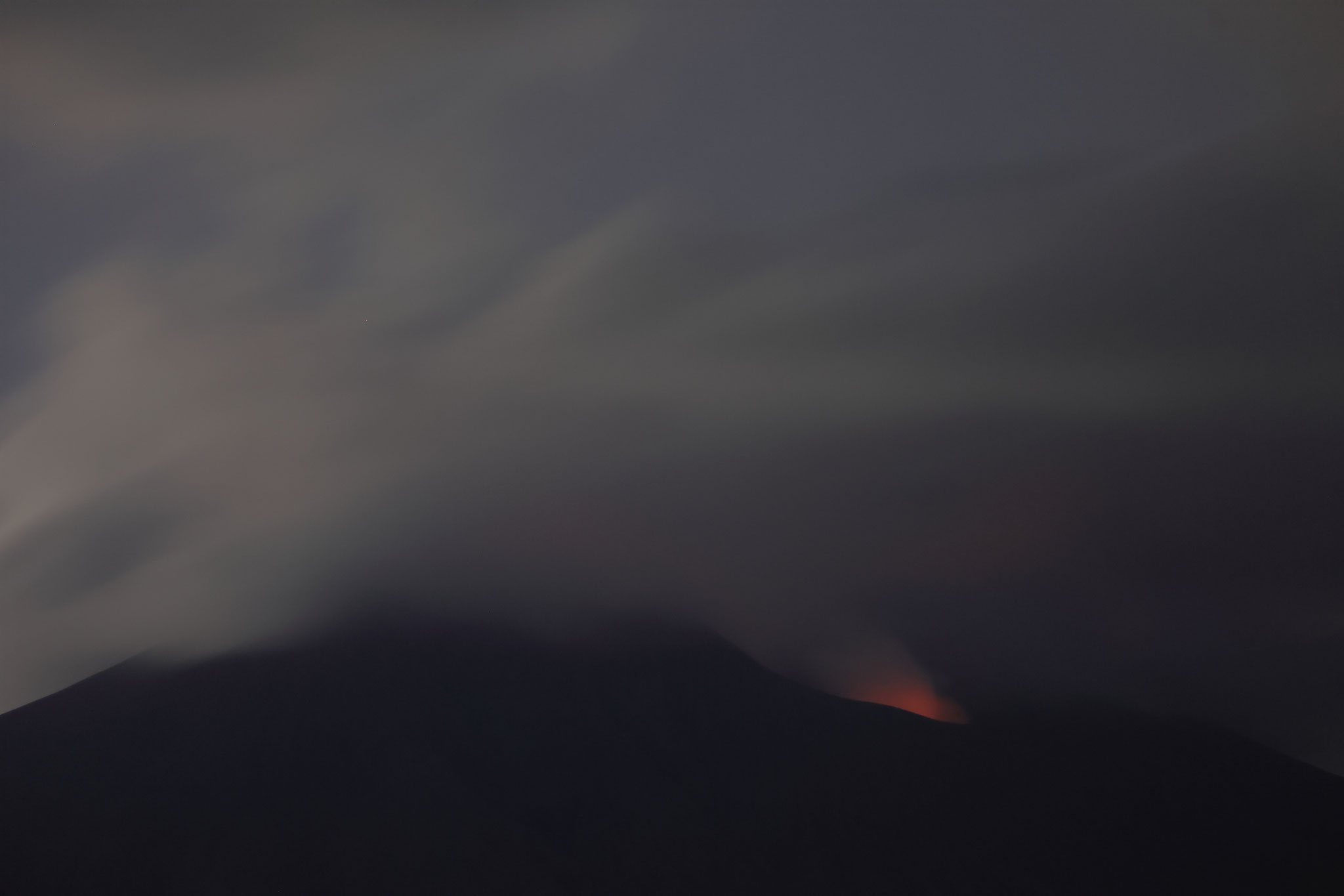 珍しく昭和火口の火映が見られた(5月27日 垂水市)