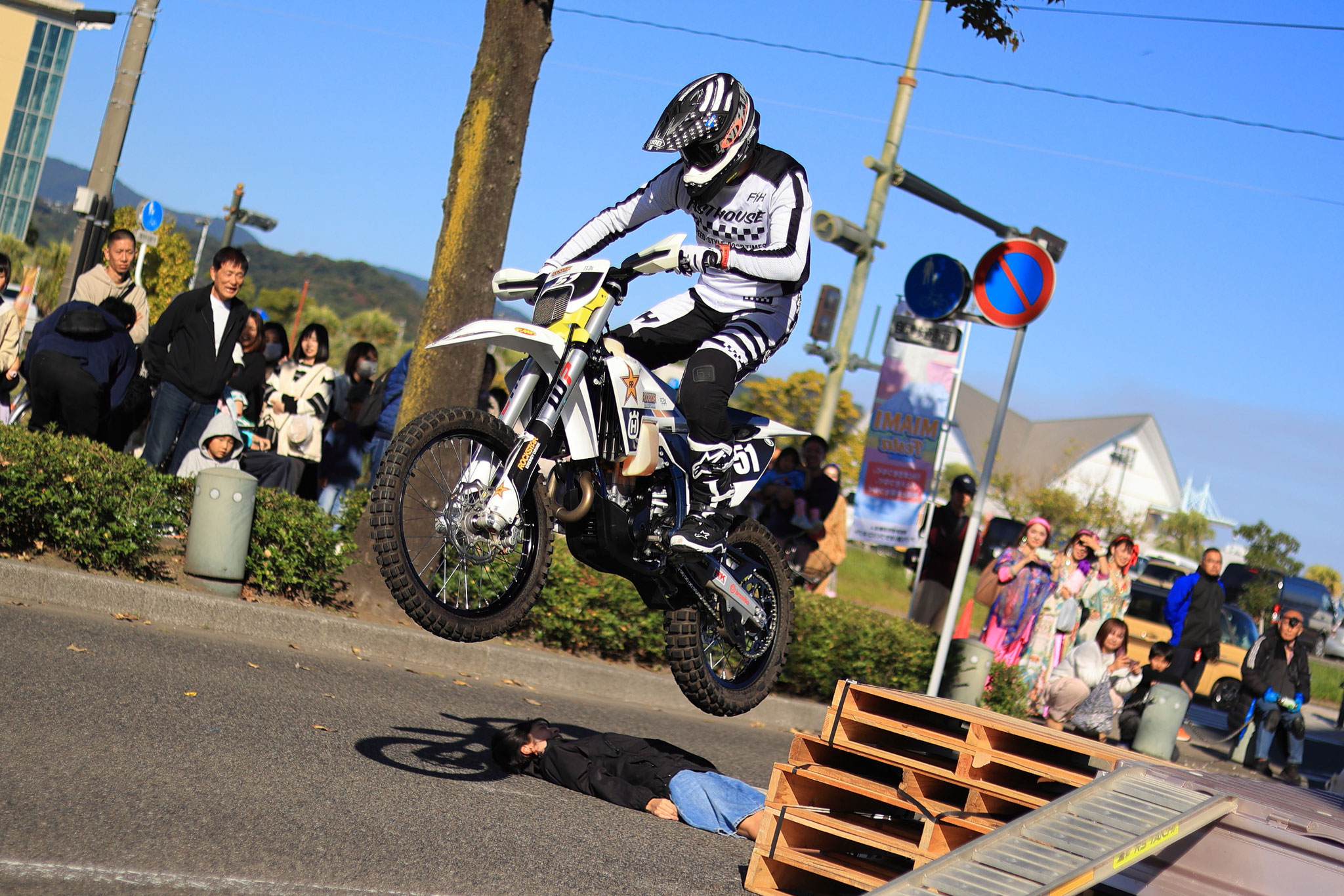 寝そべる子供を飛び越えるパフォーマンス(11月23日鹿児島市)