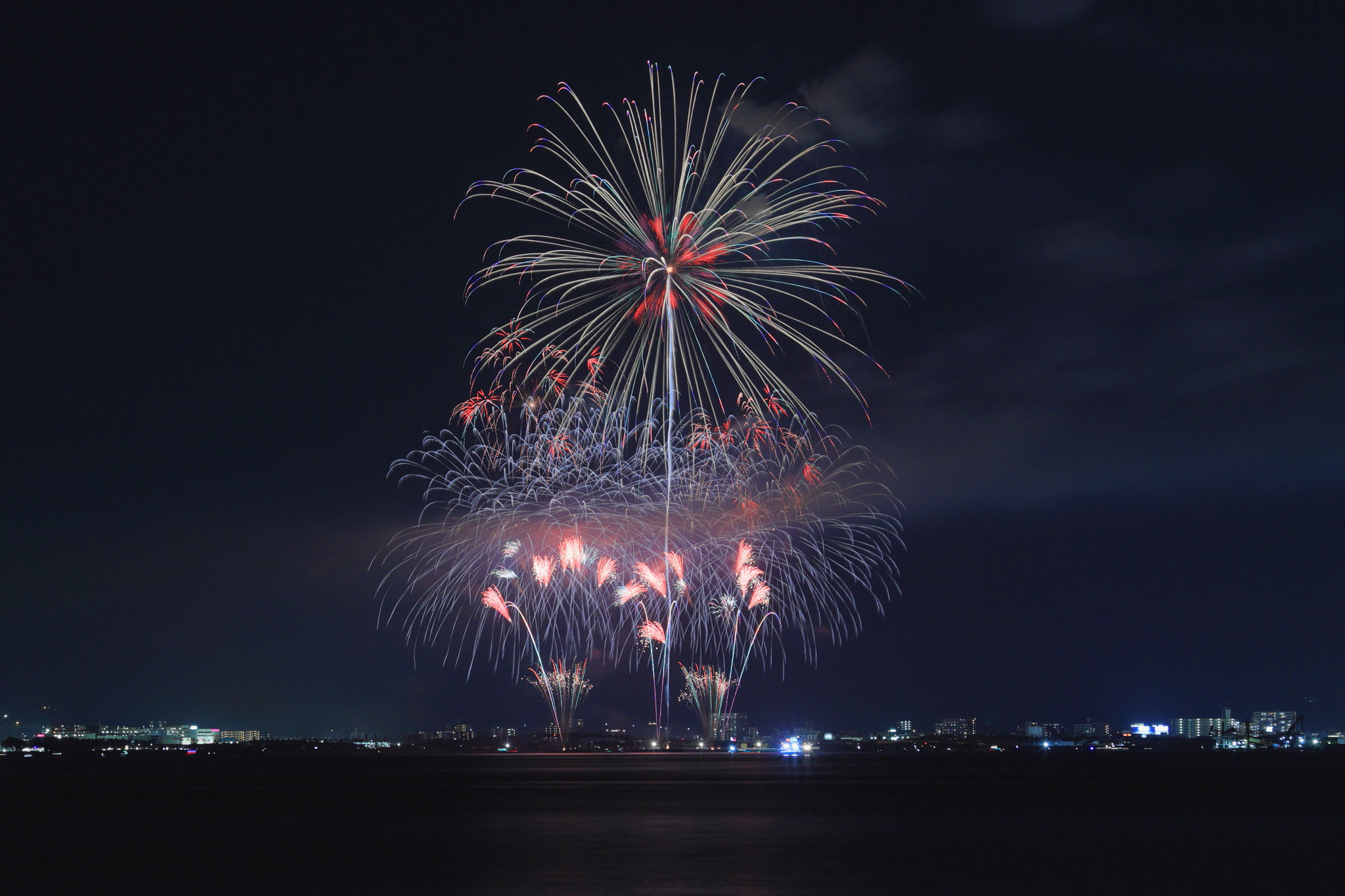 芸術花火を桜島側から望む(4月26日 鹿児島市)