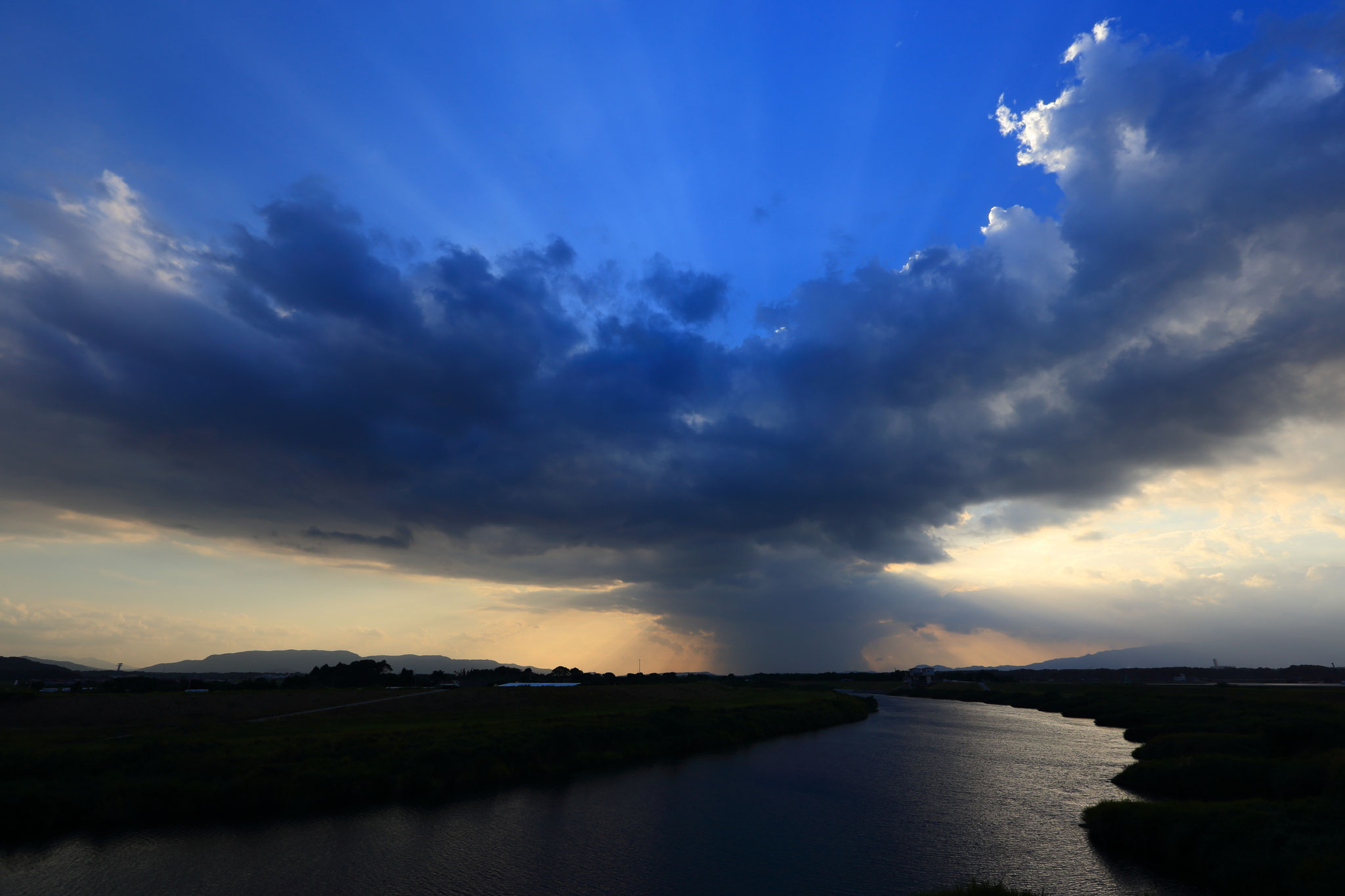 広がる雲と光に魅力を感じた（池之園橋）