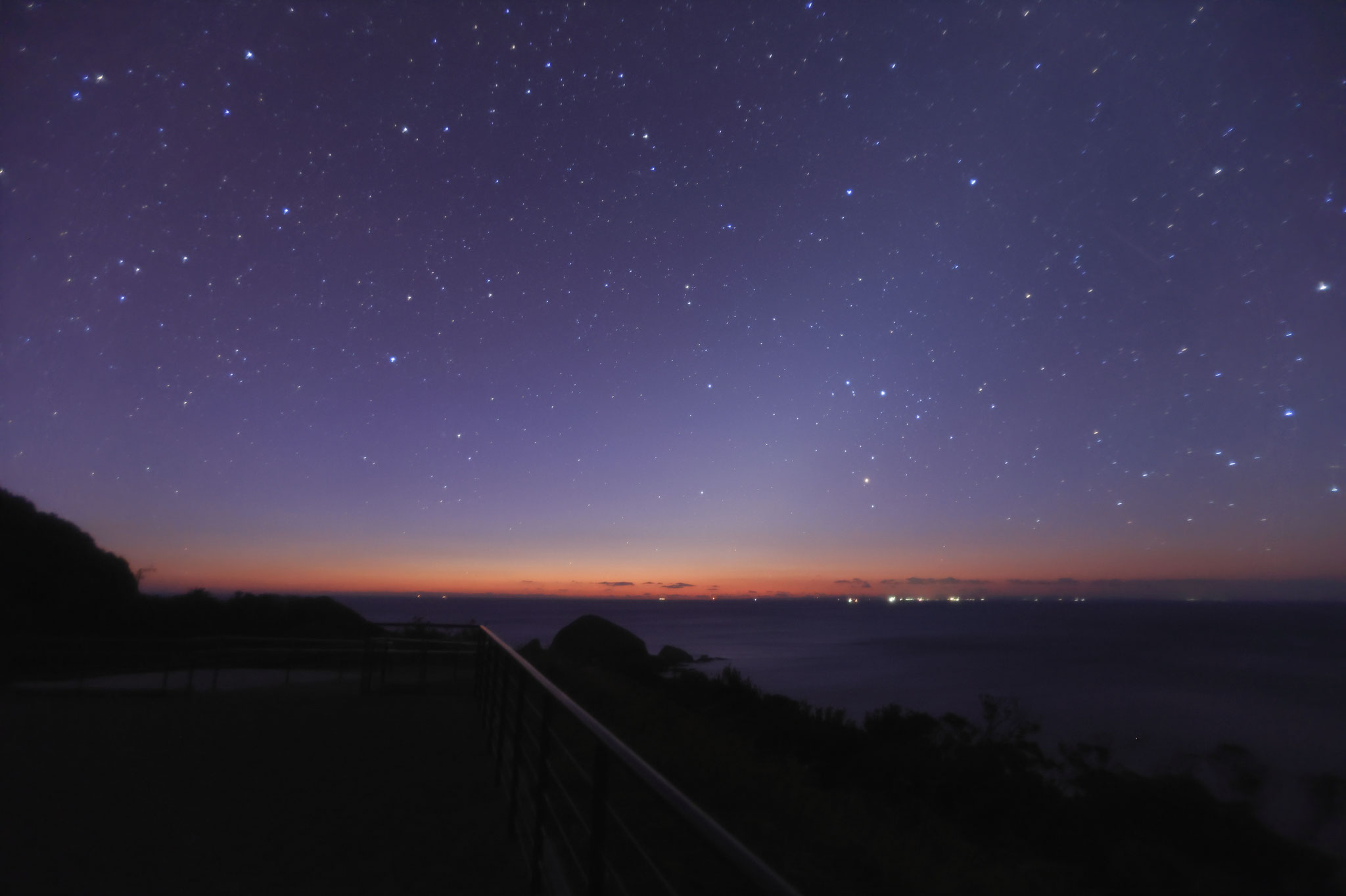 朝と夜の美しい空の境界線(1月4日 南大隅町)