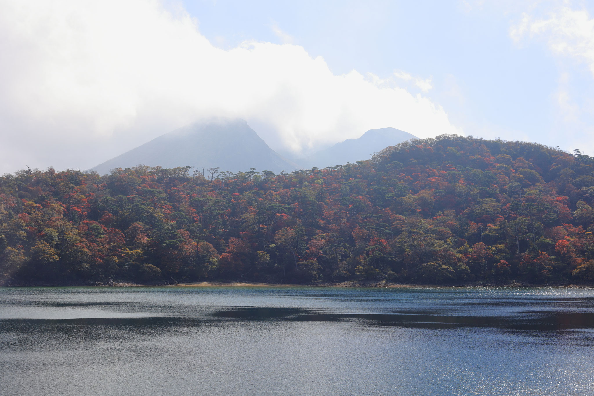 六観音御池の周りで木々が紅葉を見せる(11月8日宮崎県)