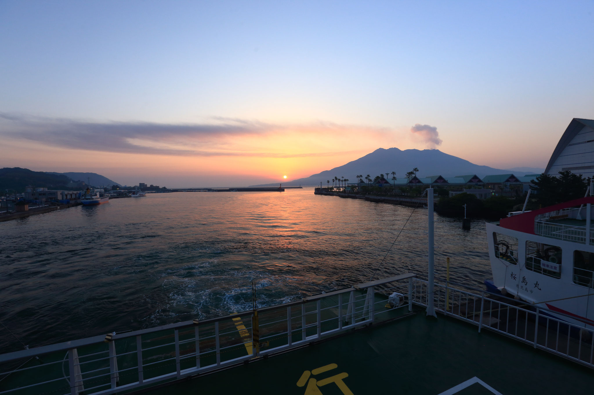 鹿児島市側からの日の出を望む(4/29 桜島フェリーより)