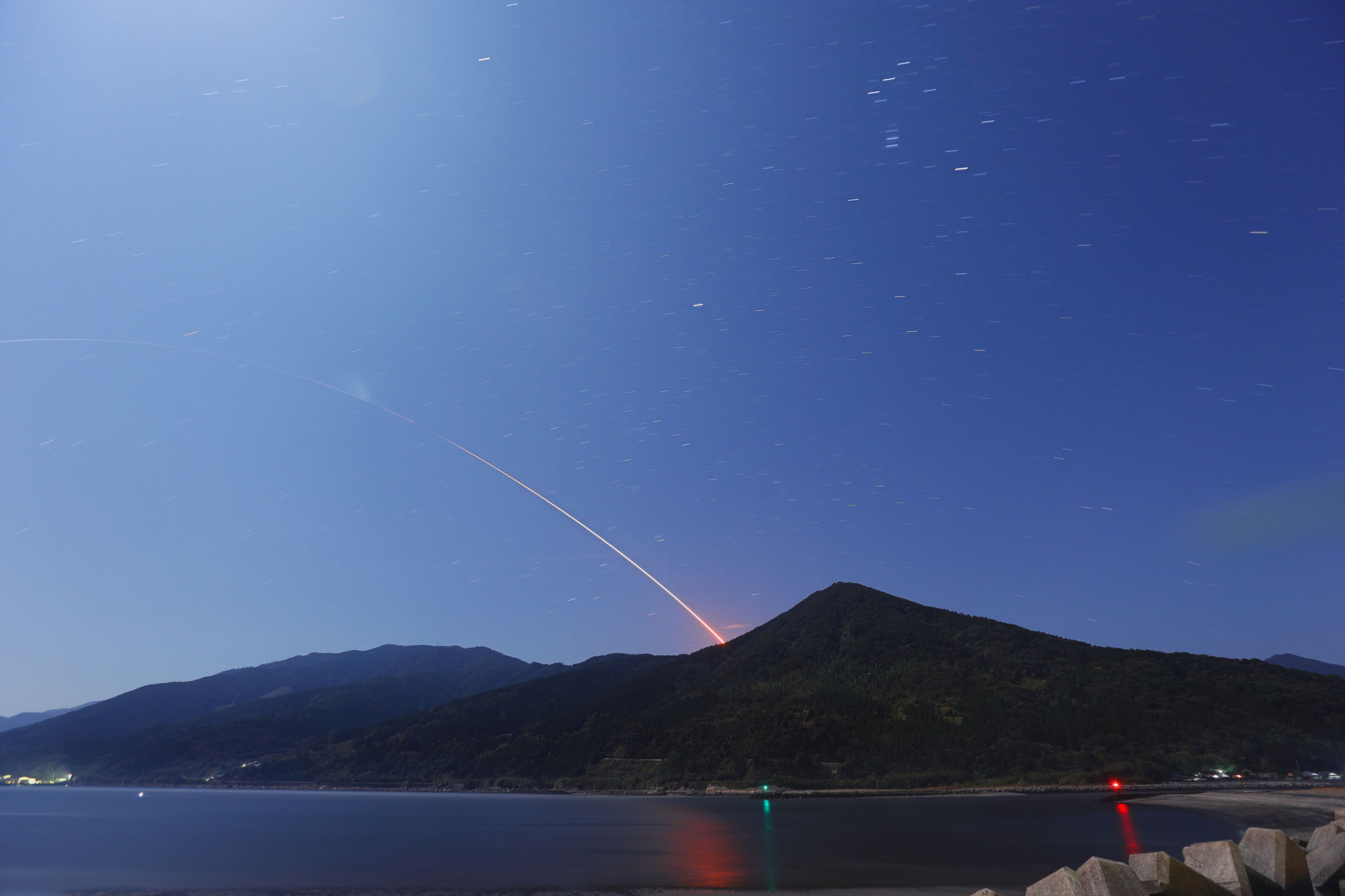 種子島から無事に打ちあがるロケット(12月22日 東串良町)