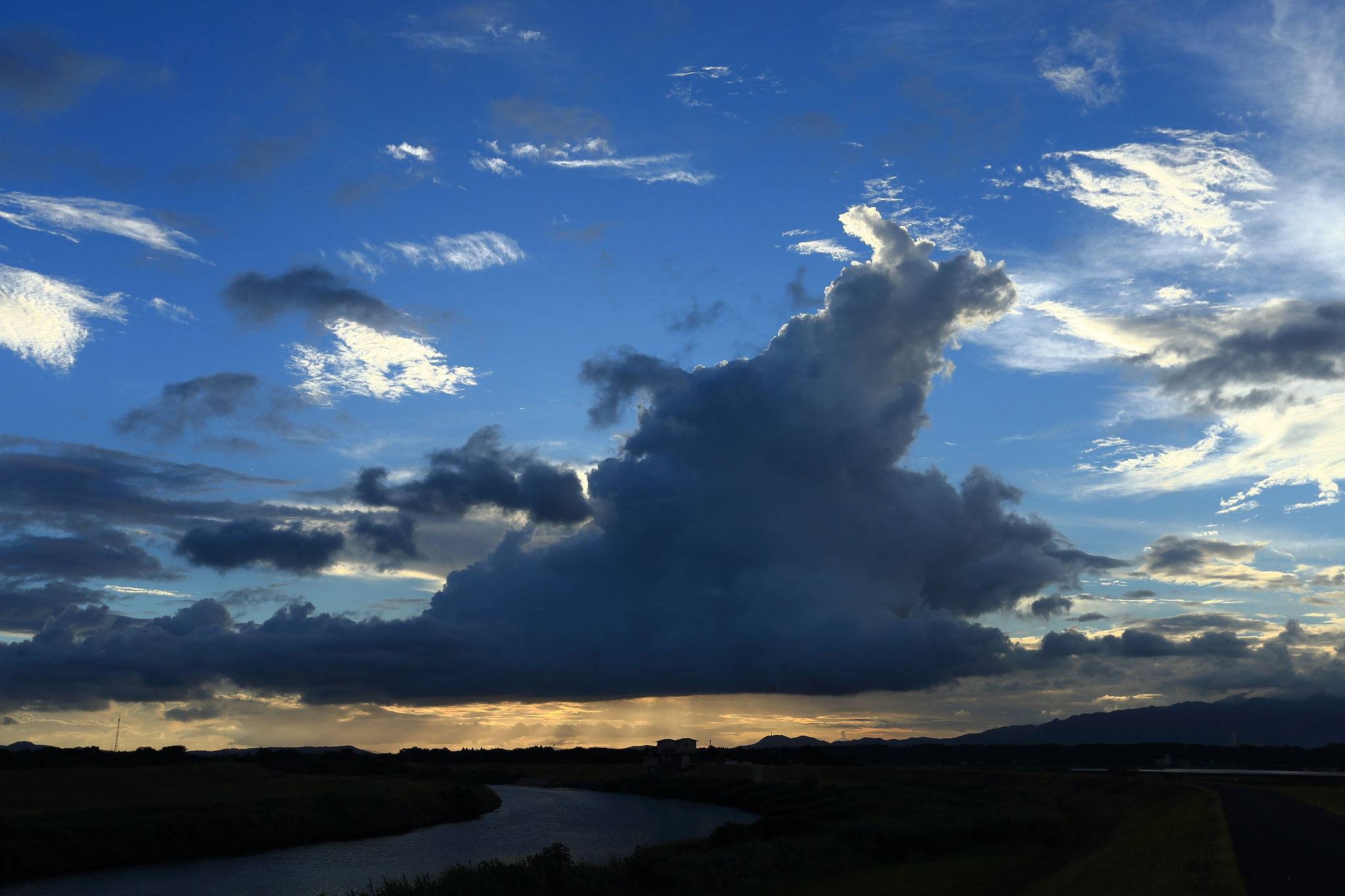 恐竜を思わせる大きな雲（池之園橋）
