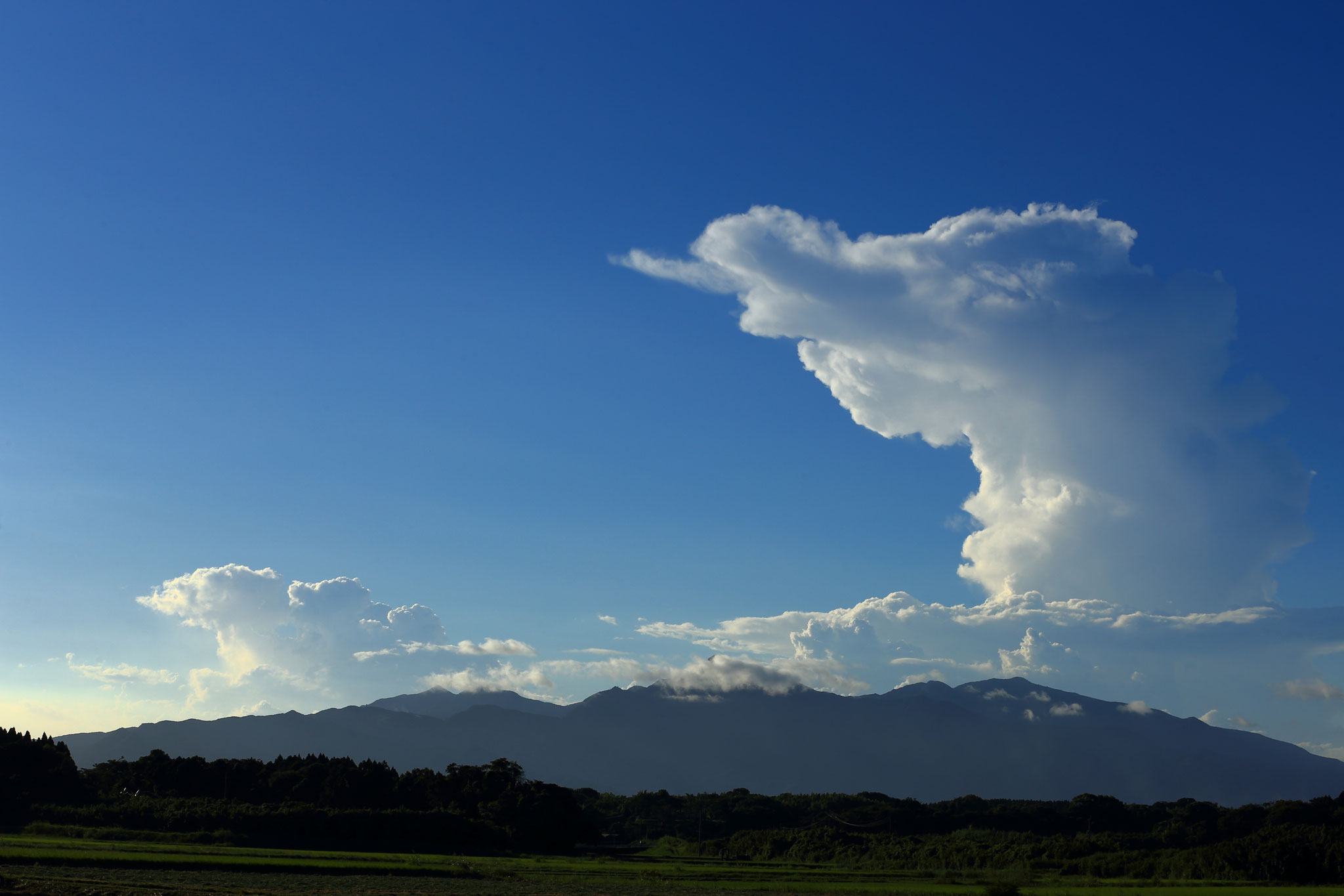 高隈山背後に巨大な積乱雲（加工センター駐車場）