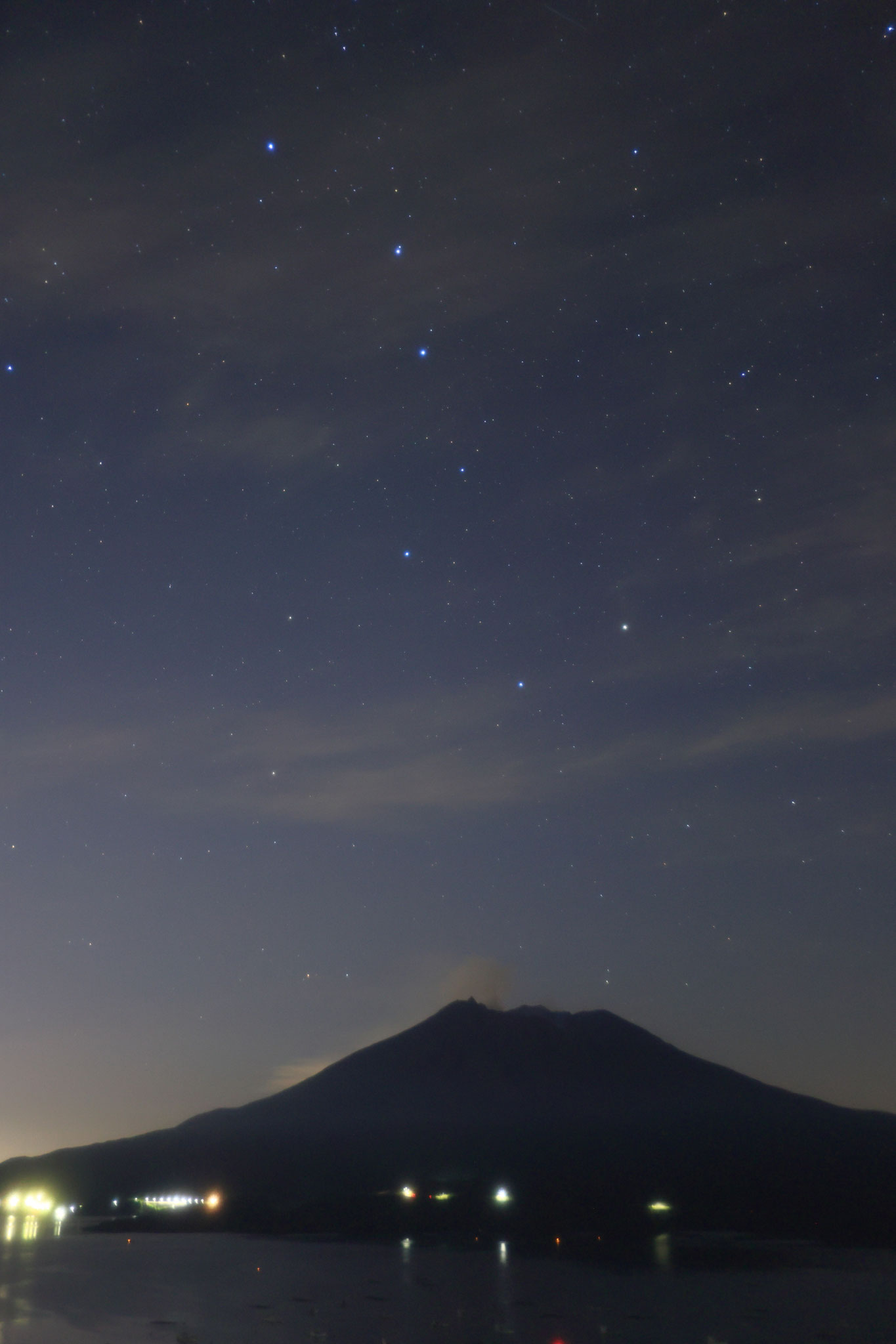 桜島の上に鎮座する北斗七星(5月18日 垂水市)