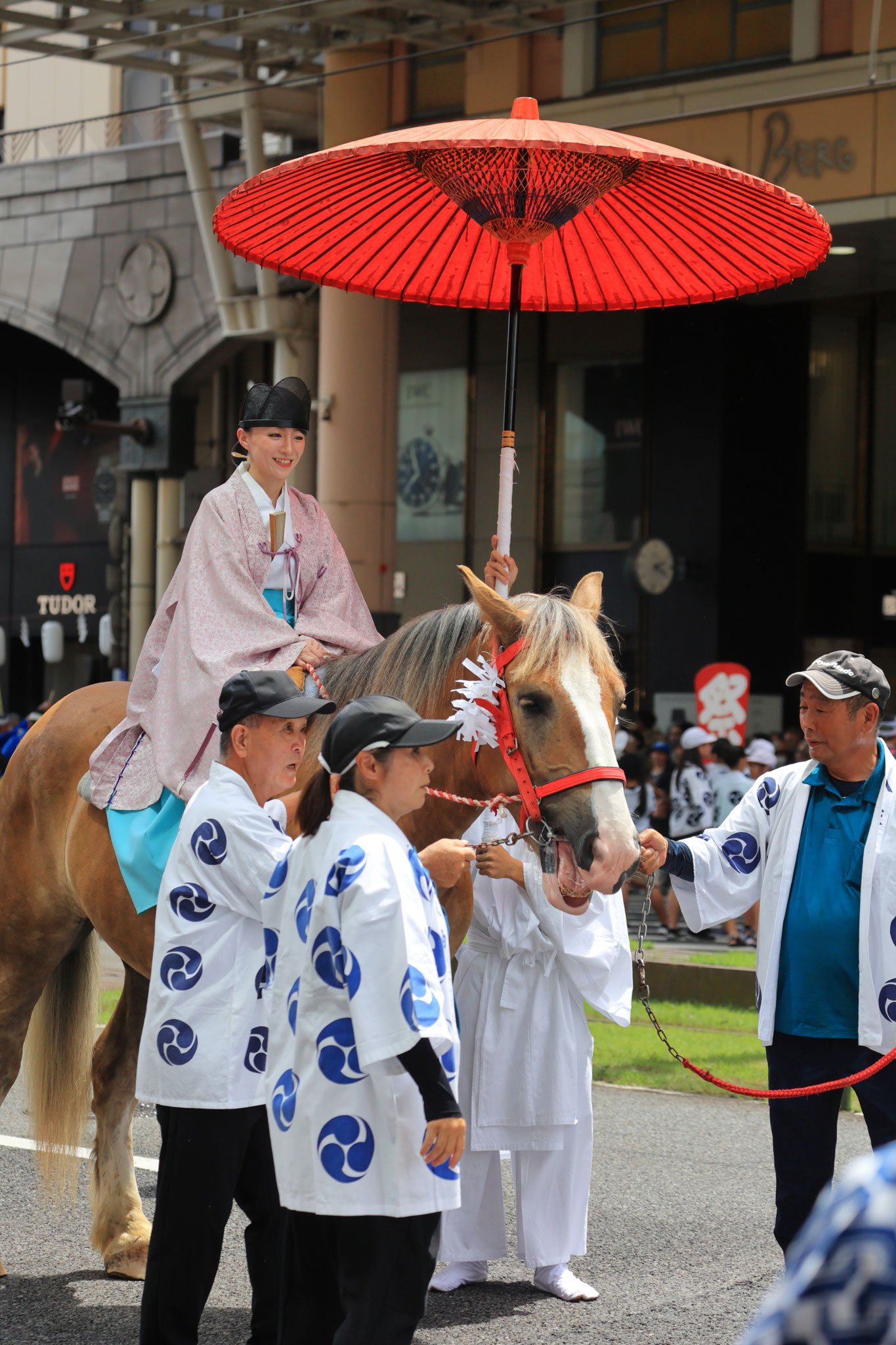 馬に乗り練り歩く(7月20日 鹿児島市)